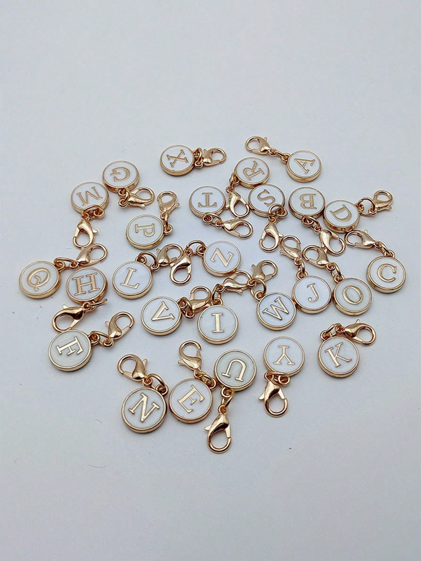 1pc White A-Z Letter Keychain, Suitable For Hanging On Bags, Decorating Backpacks, Also Can Be Used As Car Pendant, A Daily Gift For Women