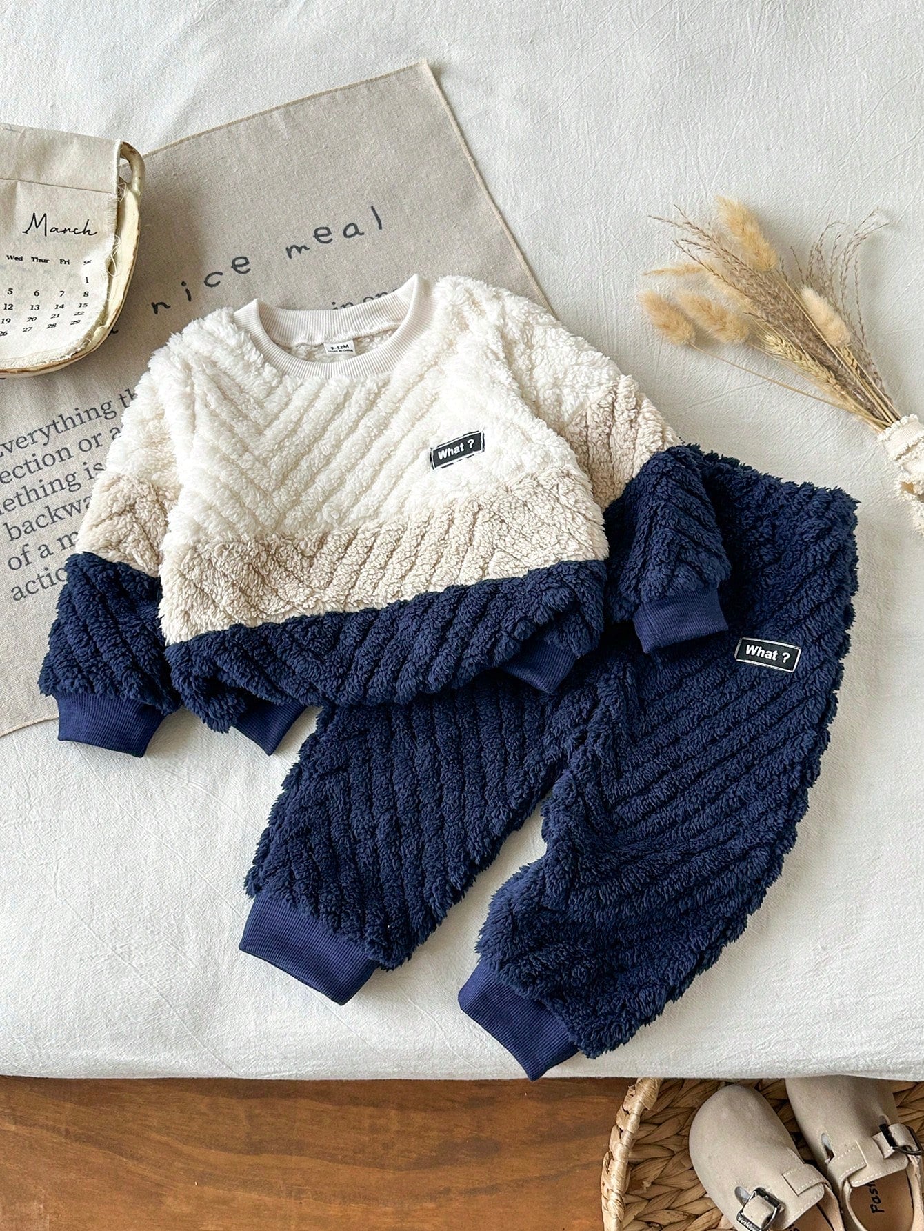 Baby Boy Autumn/Winter Colorblock Plush Crew Neck Long Sleeve Top & Matching Plush Long Pants Casual Set For Indoor And Outdoor Wear