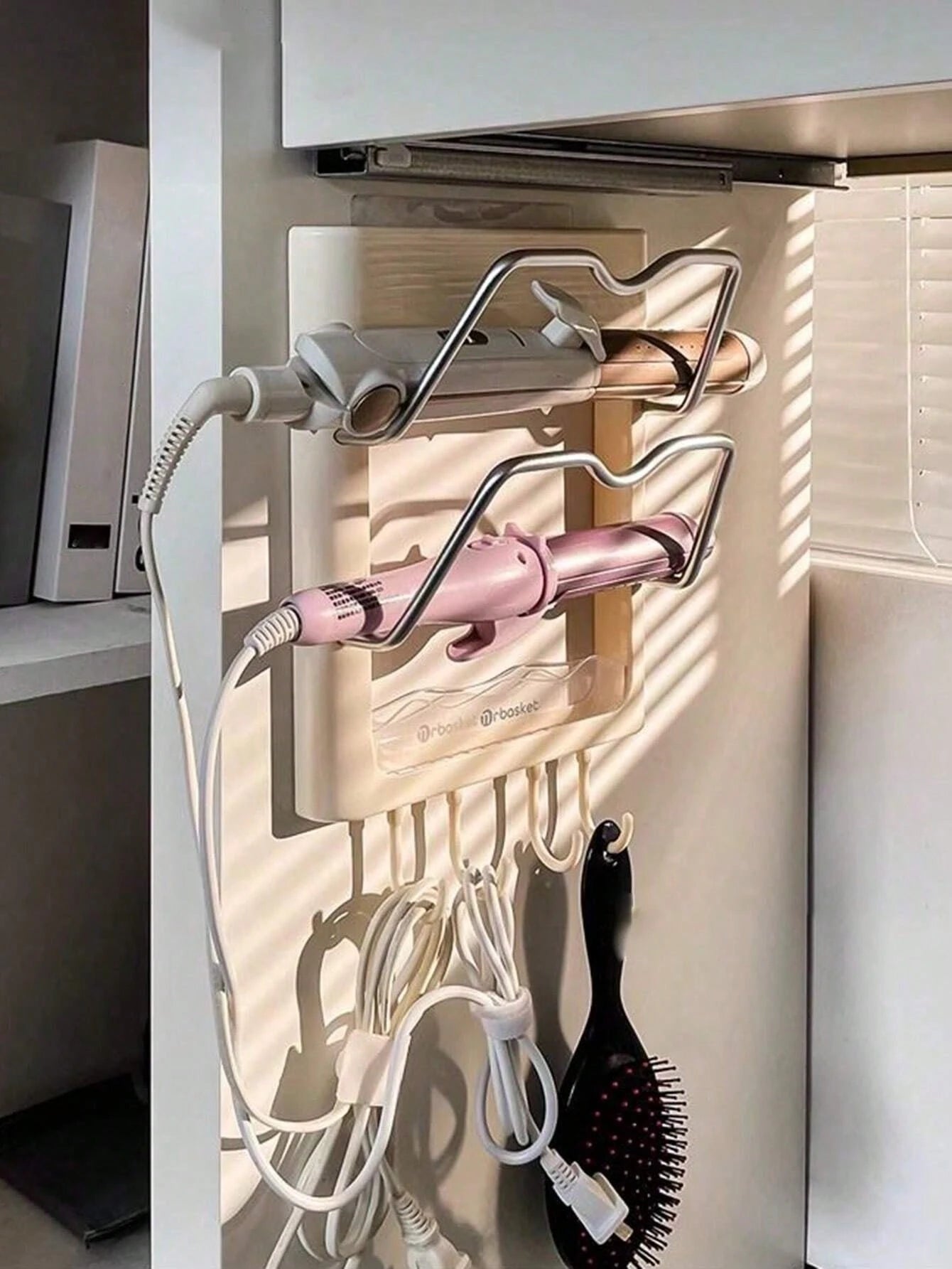 1-2pcs No-Drill Wall-Mounted Storage Rack, Curling Iron Holder, Suitable For Bathroom And Bedroom, Includes Curling Iron Holder, Heat-Insulating Plate, Bathroom Accessories And Indoor Decor Curling Ir