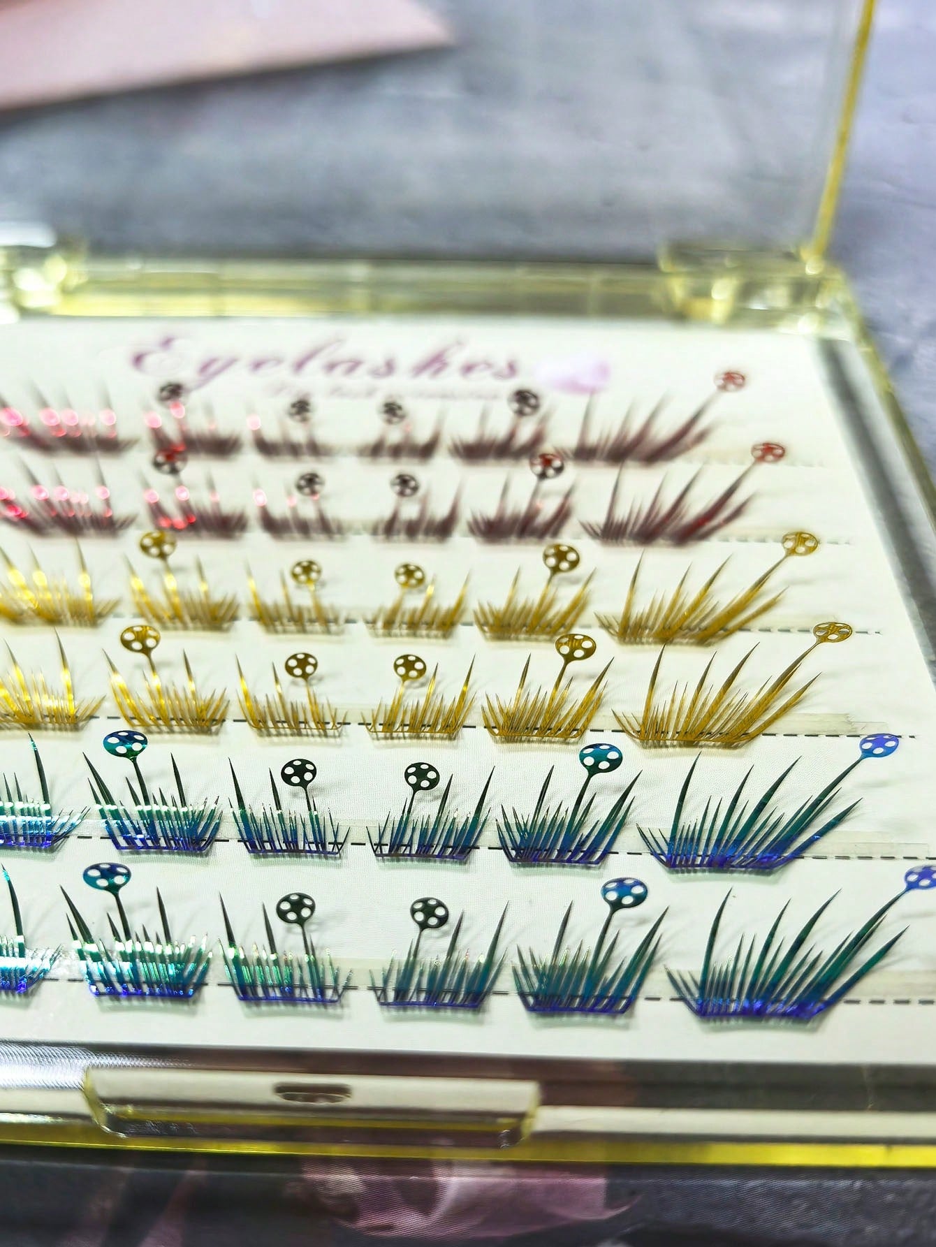1 Box 6-Row 36pcs Segmented False Eyelashes, Exaggerated Colorful Stage Performance COSPLAY Football Theme Eyelashes, Football Cheerleading Support, Bar Game Watching, Festival Party, Laser Gradient S