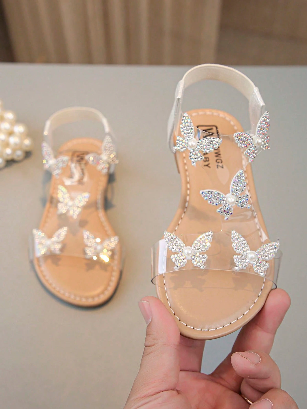 1 Pair Of Fashionable, Shiny Girl Butterfly Decorated Sparkling Rhinestone Transparent Flat Sandals, Fairy Style, Very Suitable For Summer Wear.