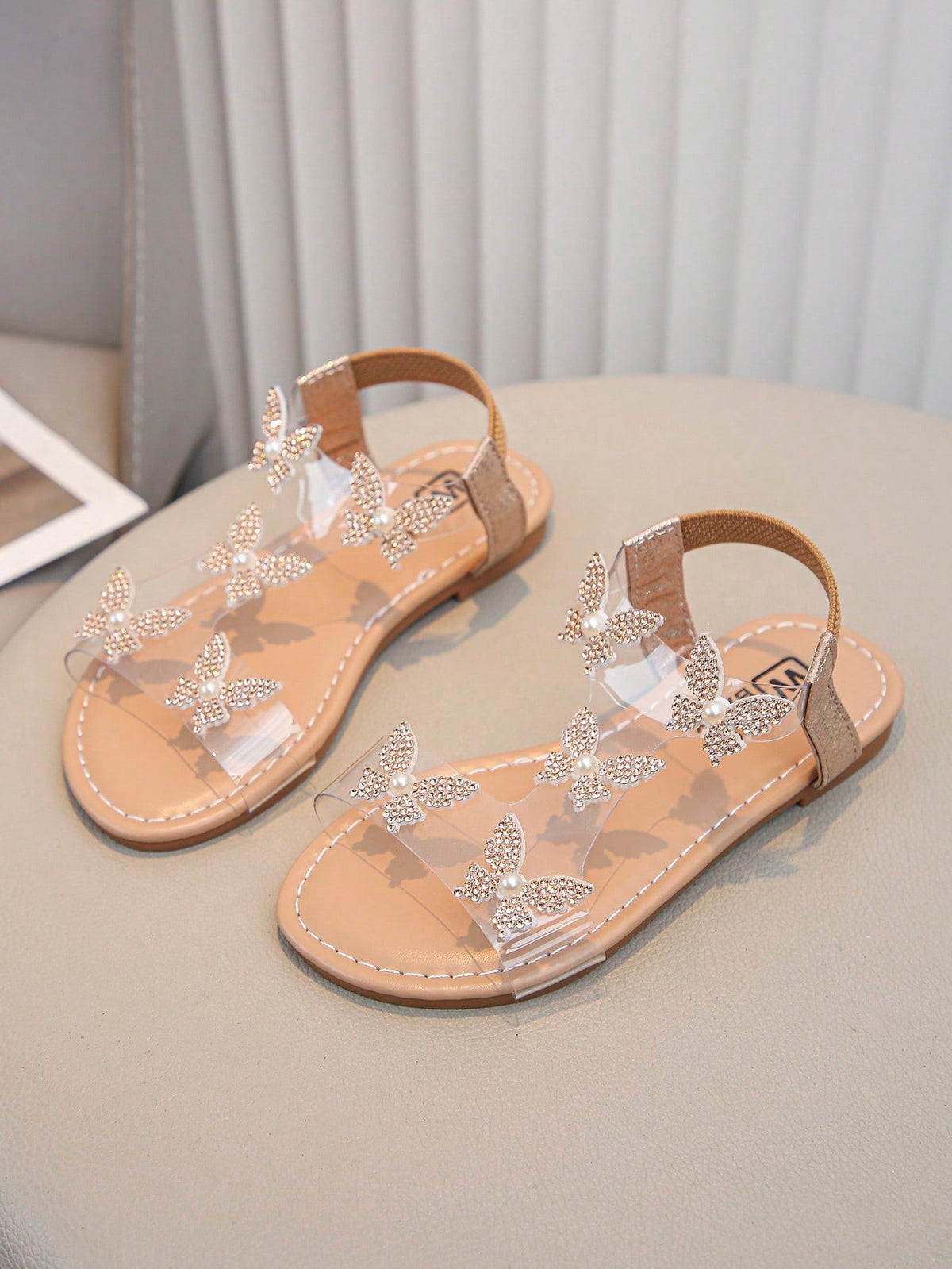 1 Pair Of Fashionable, Shiny Girl Butterfly Decorated Sparkling Rhinestone Transparent Flat Sandals, Fairy Style, Very Suitable For Summer Wear.