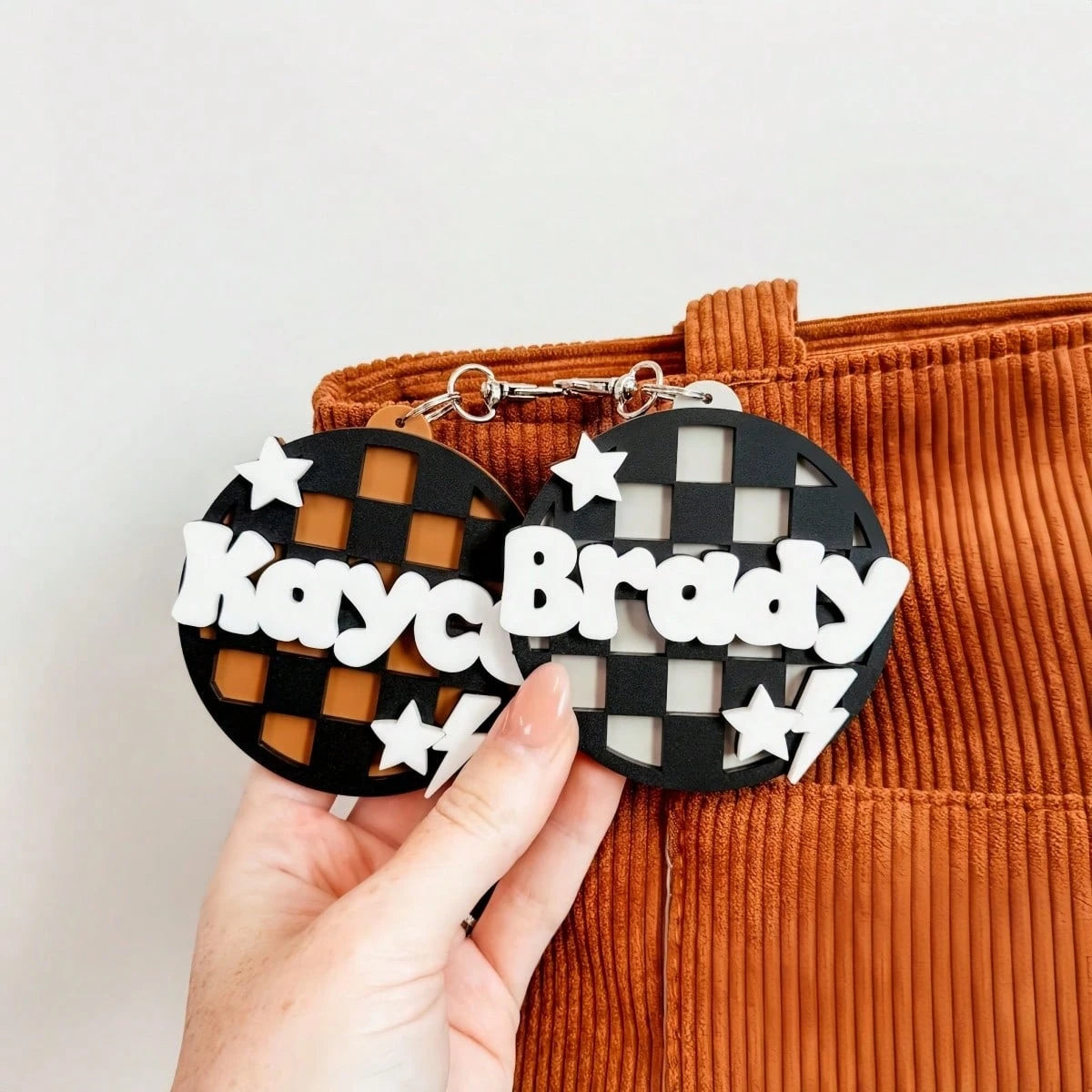 1 PC Checkered Backpack Tag, Backpack Name Keychain, 3D Name Keychain, Personalized Name Keychain, Backpack Name Tag, Diaper Bag Tag, DIY Customizable Name & Date Keychain, Unique Luggage Tag Keyring