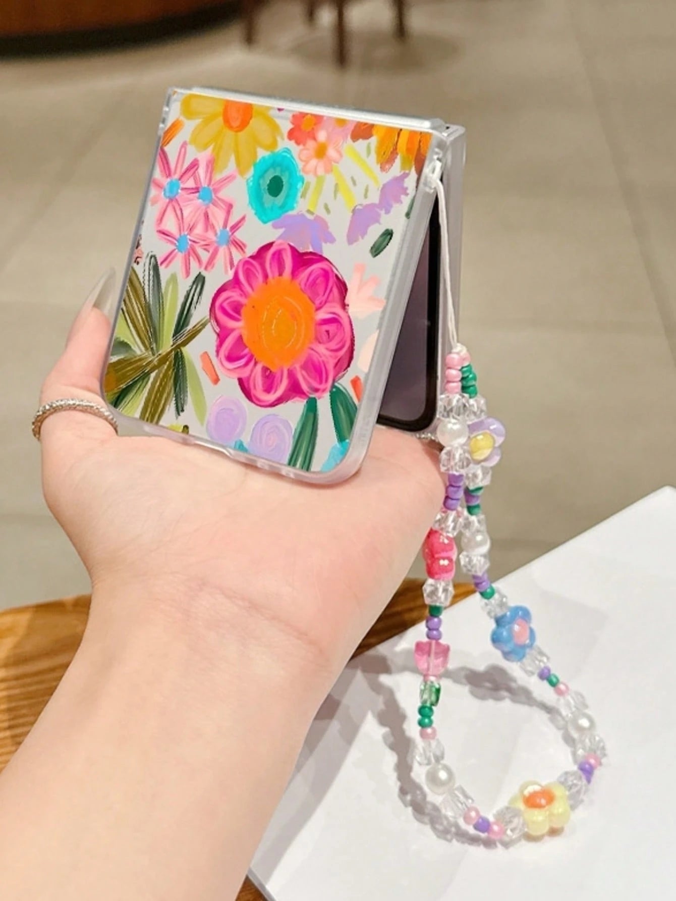 1 PC Of Fashionable And Simple Frosted PC Material With Colorful Flower Elementsfolding Phone Case, Paired With A Same Color Bracelet, Can Protect And Prevent Falling: SamsungGalaxy Zflip 3/Zflip 4/Zf