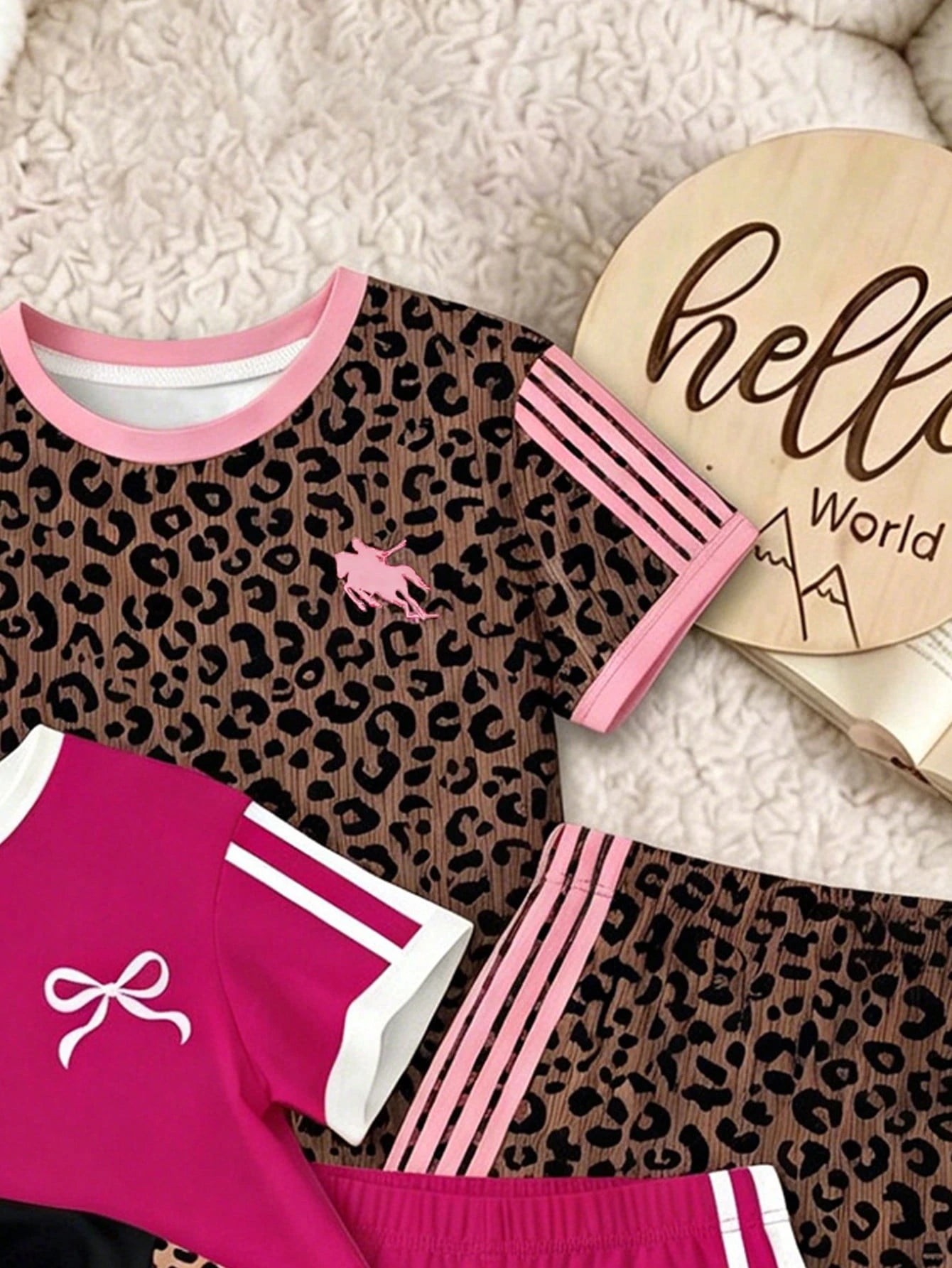 1 Set Random Baby Girls Casual Cute Fashion Red Black Heart Bow Knight Logo Round Neck Short Sleeve T-Shirt And Shorts Outfit, Suitable For Outings