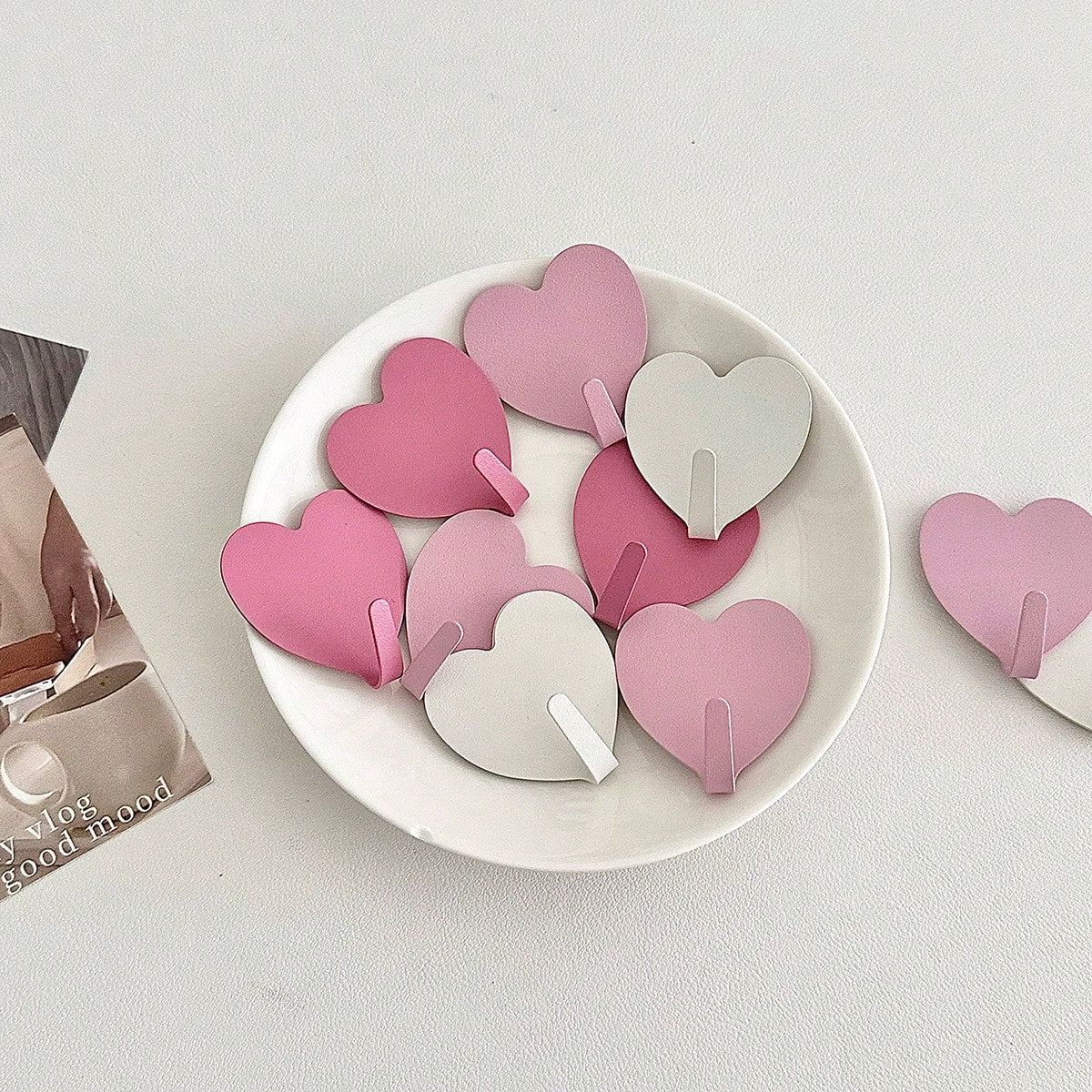 1pc/5pcs Heart-Shaped Adhesive Wall Hooks, No Drilling, Self-Adhesive, For Bedroom, Dorm, Keys Hanger