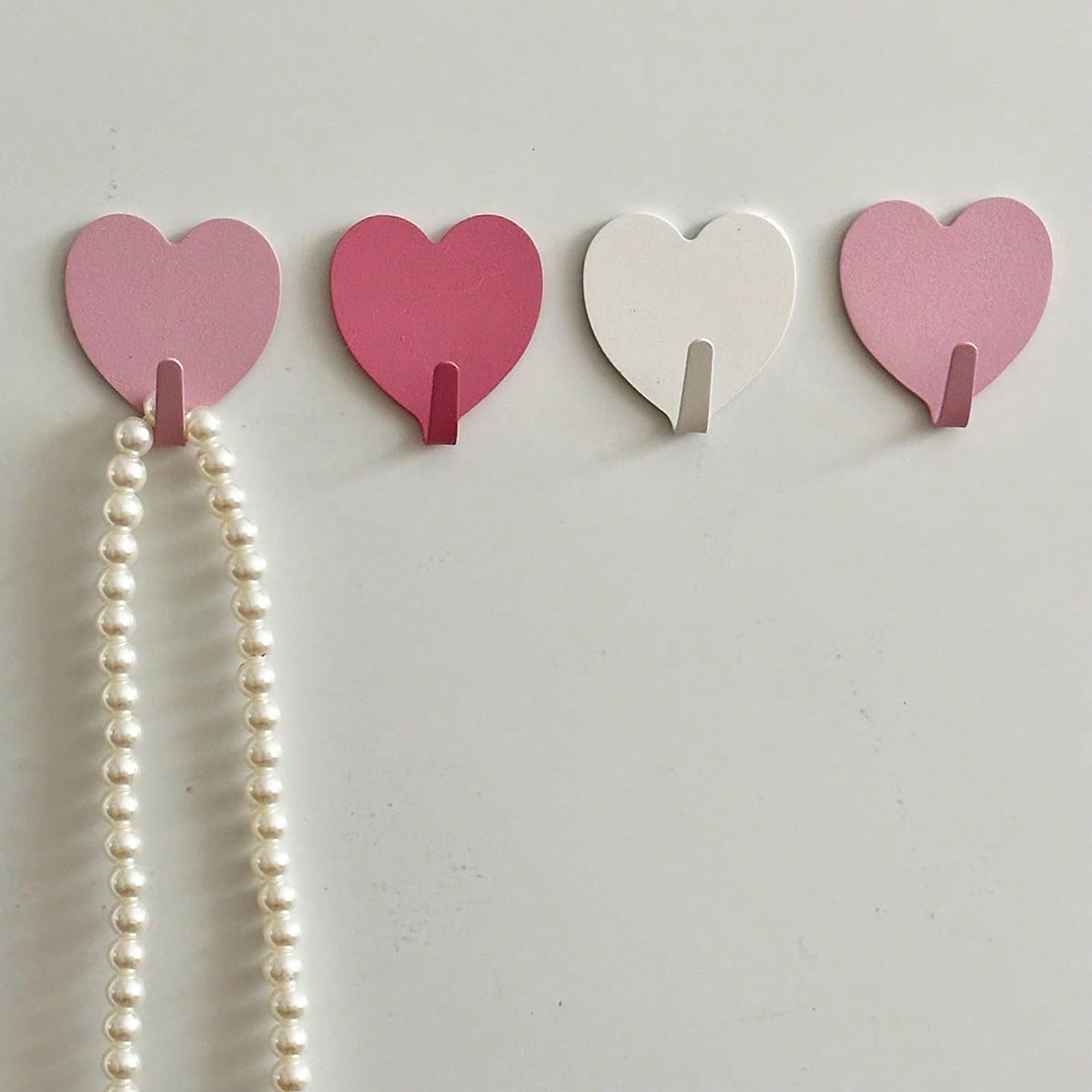 1pc/5pcs Heart-Shaped Adhesive Wall Hooks, No Drilling, Self-Adhesive, For Bedroom, Dorm, Keys Hanger