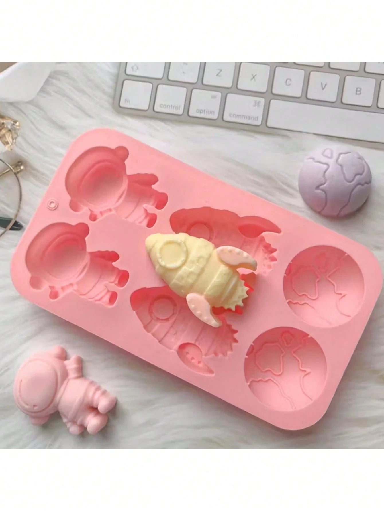 1pc 6-Cavity Silicone Rocket Astronaut Shaped Soap Mold, Epoxy Resin Mold, Candle Mold, Soap Mold, Clay Mold, Plaster Resin Crafting Mold, For DIY Decoration, Suitable For Halloween, Christmas And New