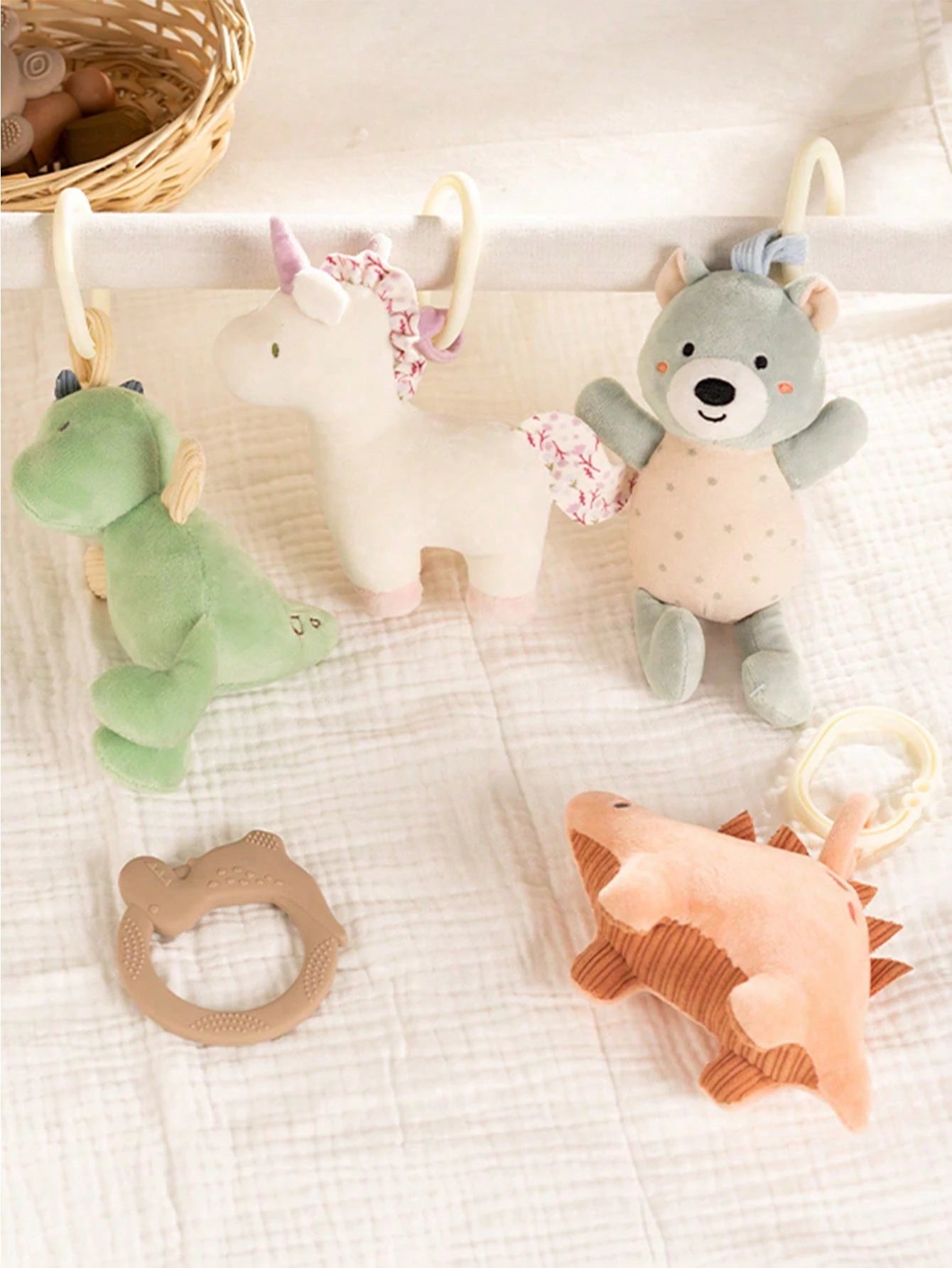 1pc Baby Plush Animal Stuffed Toy Rattle Ornament, Suitable For Car Seat And Stroller, Newborn Gift, Wind Chime, Pendant Decoration For Baby Room, Infant Sensory Soft Toy- Bear, Unicorn, Dinosaur