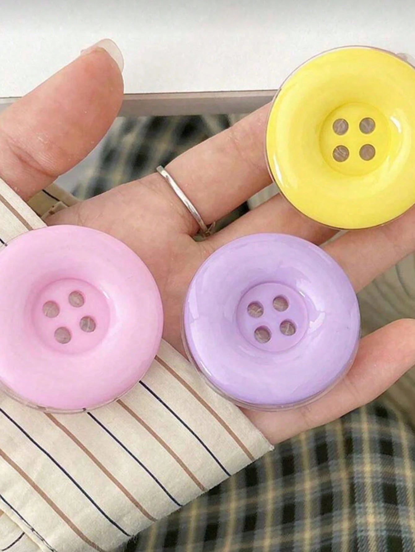 1pc Candy Color Button Air Cushion Phone Stand, Adhesive Retractable Slouchy Desktop Phone Holder, Collapsible Phone Stand