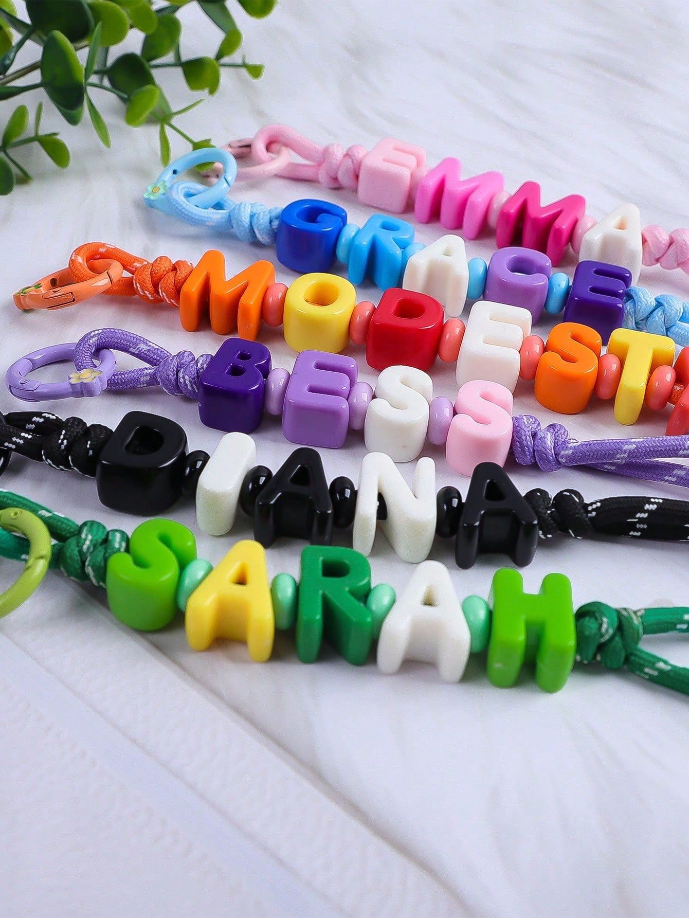1pc Customized Name Keychain- Eye-Catching Acrylic Bead Pendant, Cute Daily Bag Accessory, Customizable Birthday Gift