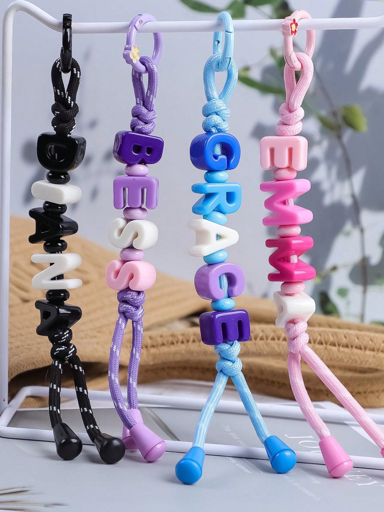 1pc Customized Name Keychain- Eye-Catching Acrylic Bead Pendant, Cute Daily Bag Accessory, Customizable Birthday Gift