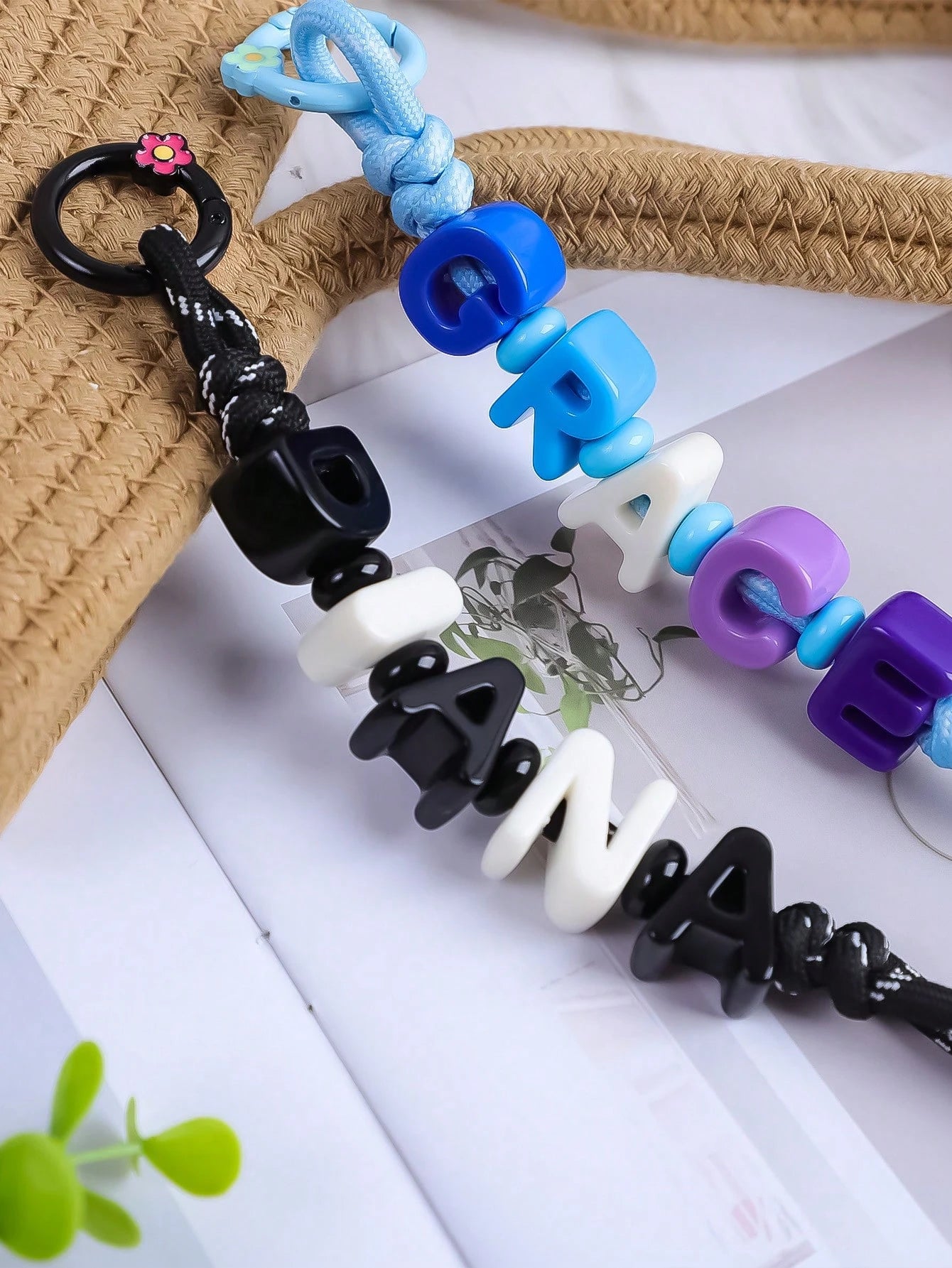 1pc Customized Name Keychain- Eye-Catching Acrylic Bead Pendant, Cute Daily Bag Accessory, Customizable Birthday Gift