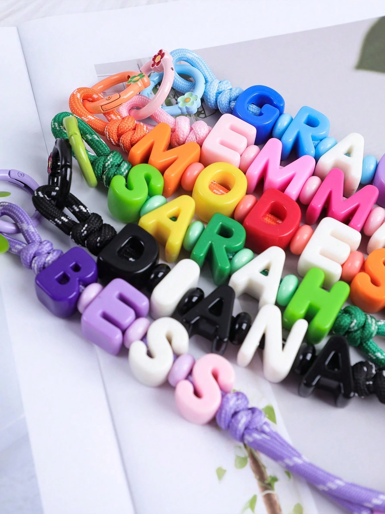 1pc Customized Name Keychain- Eye-Catching Acrylic Bead Pendant, Cute Daily Bag Accessory, Customizable Birthday Gift