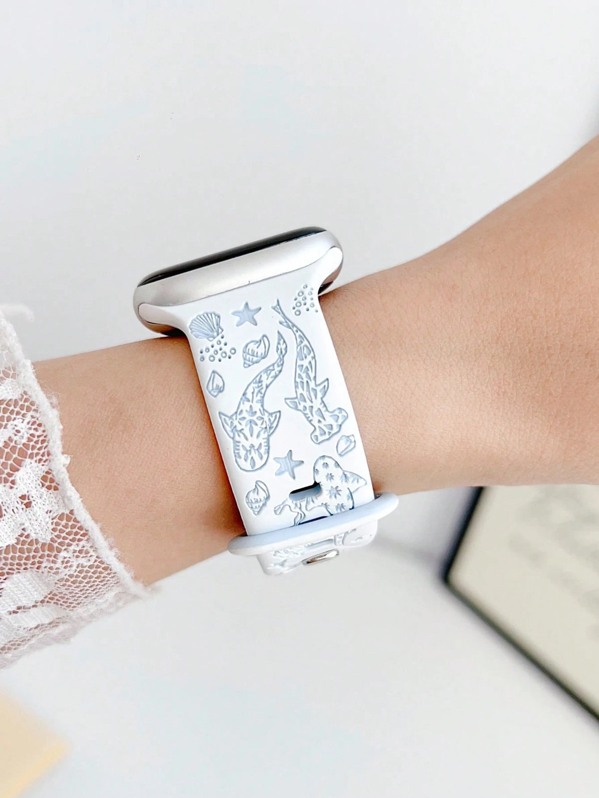 1pc Cute Ocean Theme Shark Dual-Color Engraved Silicone Watch Band, Compatible With Apple Watch 38/40/41/42/44/45/49/(S10 42)/(S10 46)Mm, Fashionable Soft Silicone Sports Watch Strap, Suitable For App