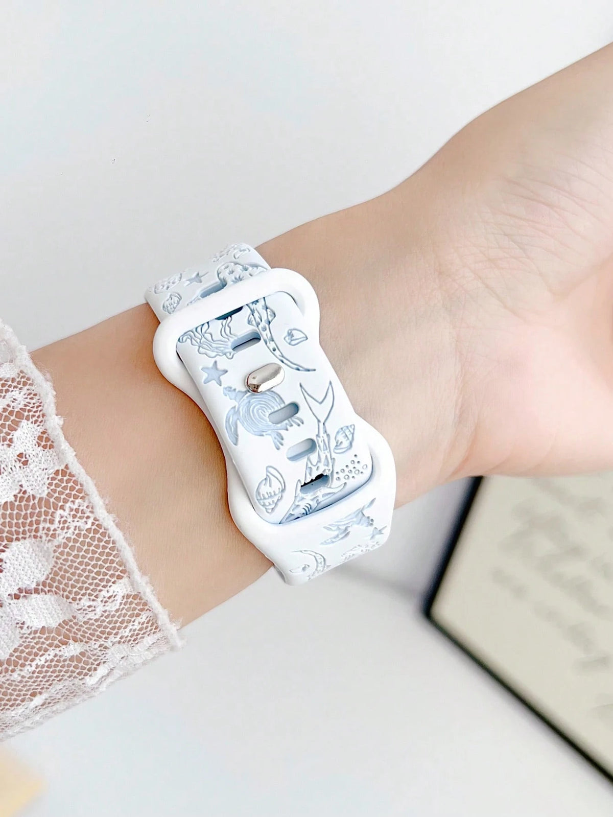1pc Cute Ocean Theme Shark Dual-Color Engraved Silicone Watch Band, Compatible With Apple Watch 38/40/41/42/44/45/49/(S10 42)/(S10 46)Mm, Fashionable Soft Silicone Sports Watch Strap, Suitable For App