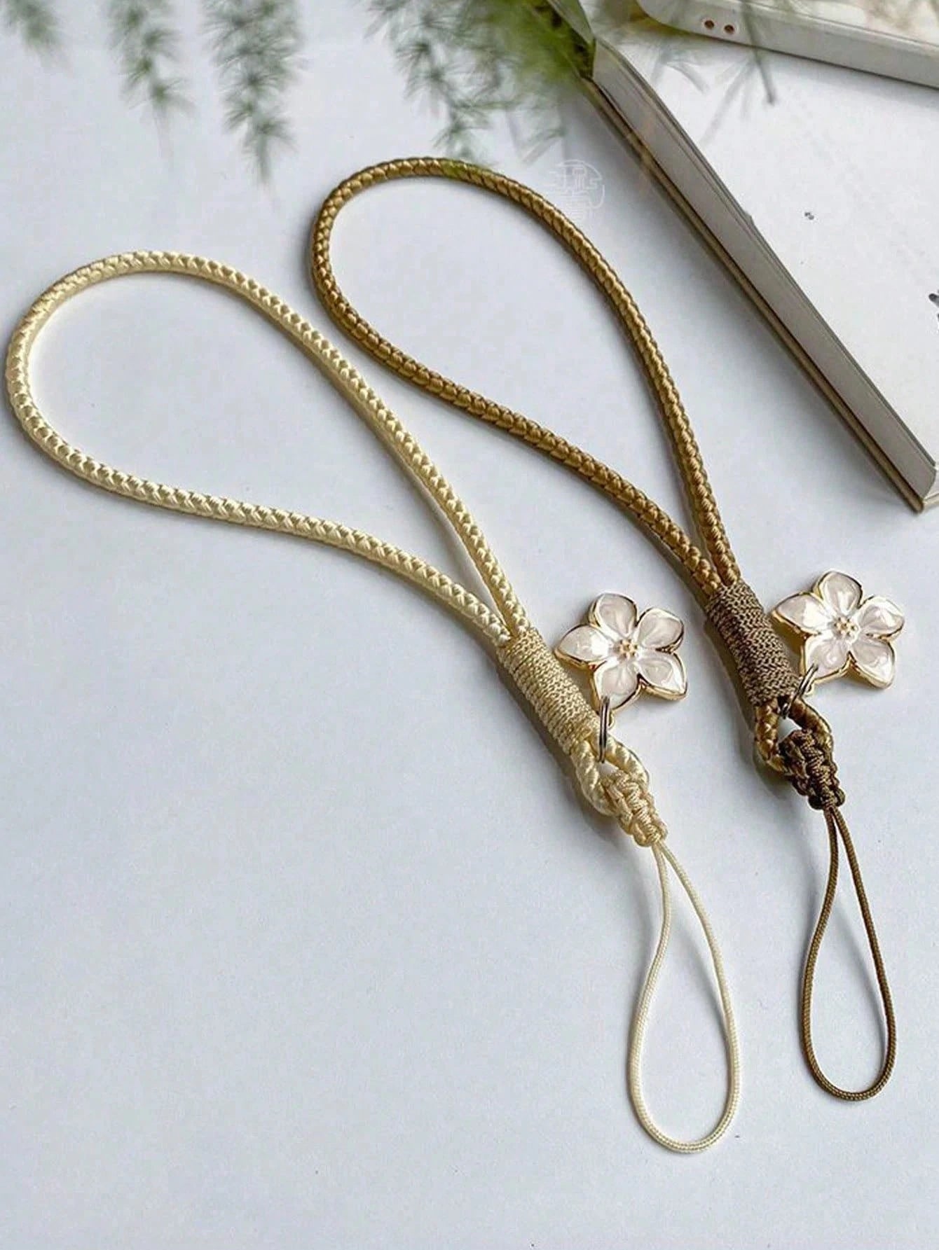 1pc Fresh Artistic Style Short Phone Lanyard, Phone Case Lanyard, Handmade Woven Flower Wrist Strap, Vintage Retro Key Lanyard, USB Drive Lanyard, Universal Phone Accessory, Phone Dust Plug