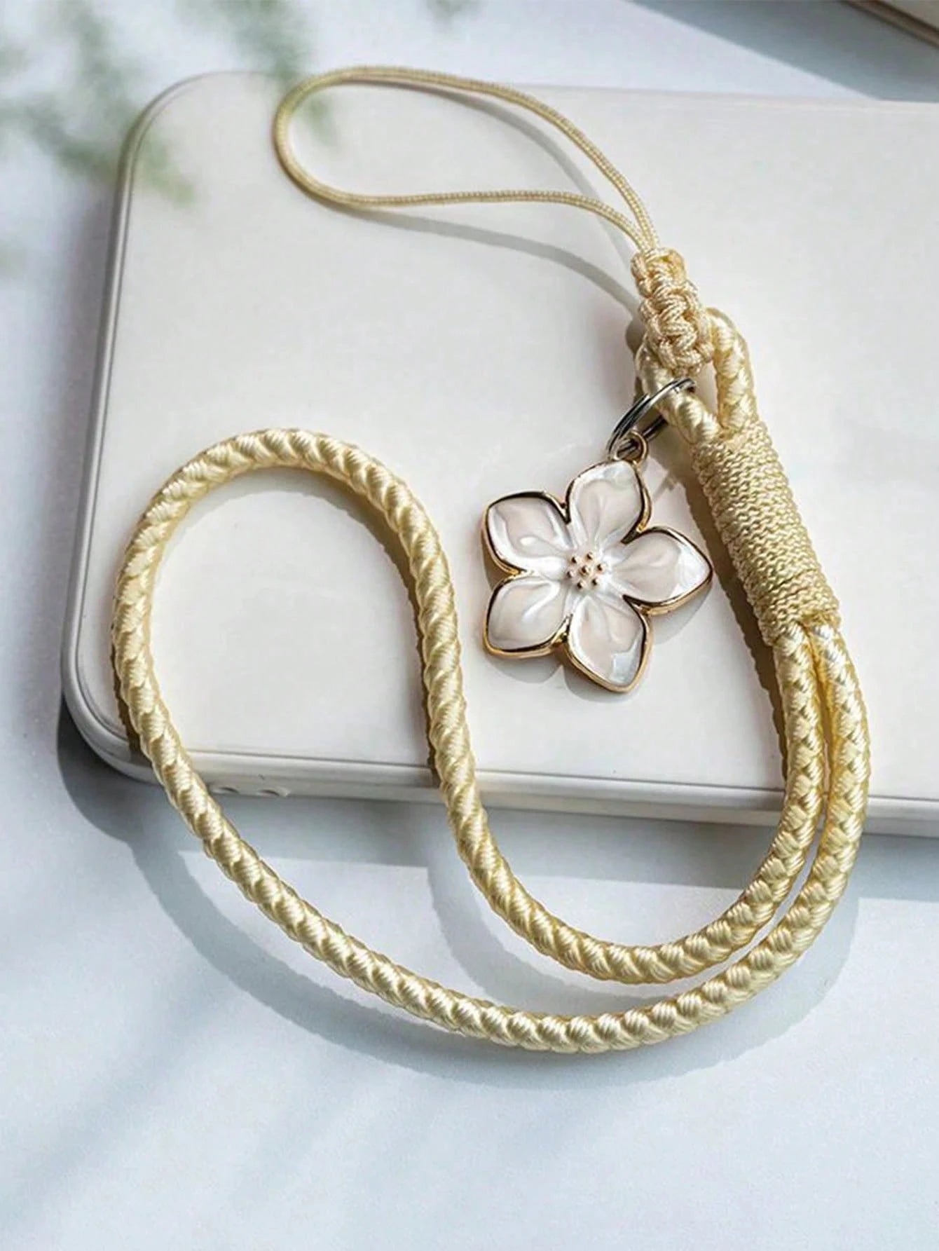 1pc Fresh Artistic Style Short Phone Lanyard, Phone Case Lanyard, Handmade Woven Flower Wrist Strap, Vintage Retro Key Lanyard, USB Drive Lanyard, Universal Phone Accessory, Phone Dust Plug