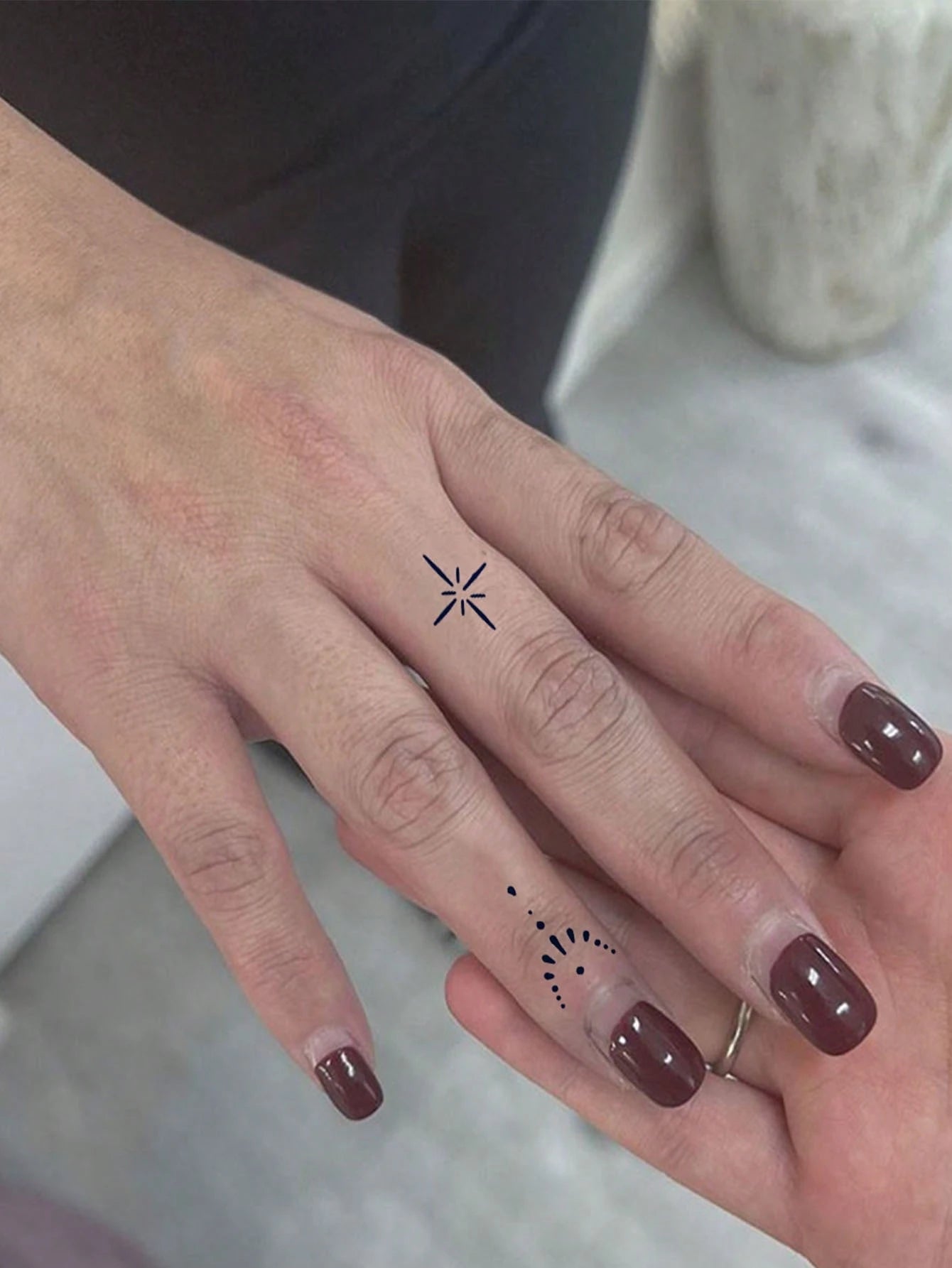 1Pc Juice Temporary Tattoo Finger Dots, Flower Patterns Verisimilitude Body Art Waterproof Blue Show Non-Reflective Fake Tattoo Stickers Long Lasting 3-10 Days For Men And Women