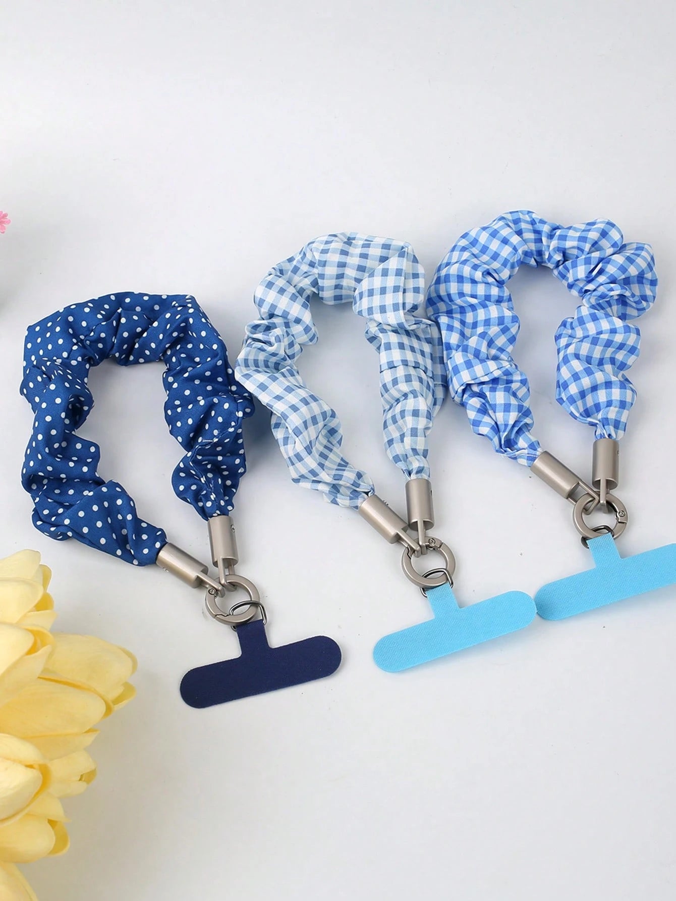 1pc Large Scrunchie Phone Lanyard, Plaid Polka Dot Floral High-End Fashion Phone Chain Short Handmade Phone Wrist Strap Anti-Loss Rope Phone Chain Scrunchie Hook, Strap, Smartphone Wristband, Graduati