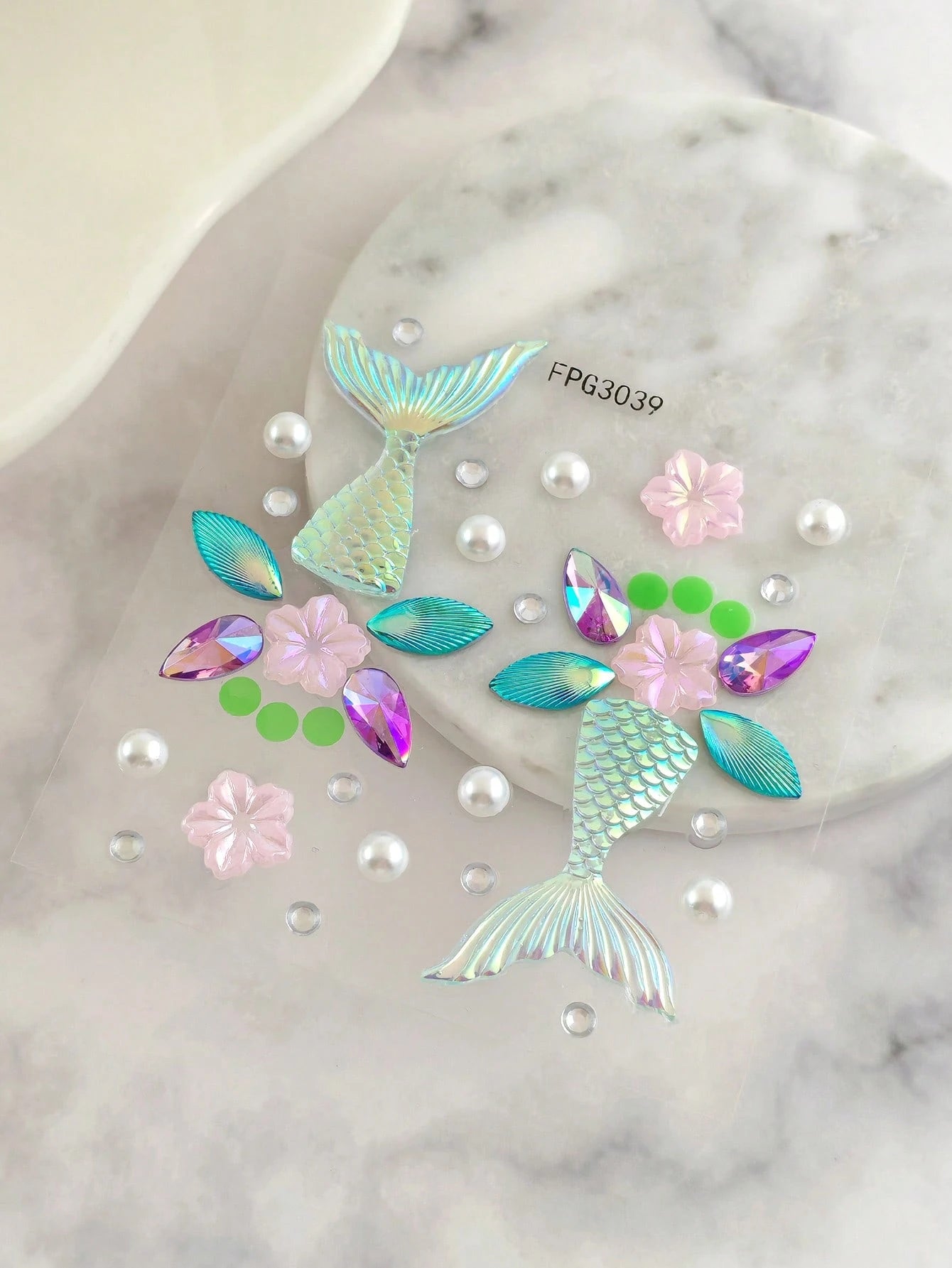 1pc Mermaid Tail Holographic Face Jewel Sticker, Laser Fish Scale Pearl Sakura Design, Waterproof Long-Lasting Bindi, Decor For Beach Vacation/Music Festival Makeup, Dreamy Mermaid Style Face Gems,Con