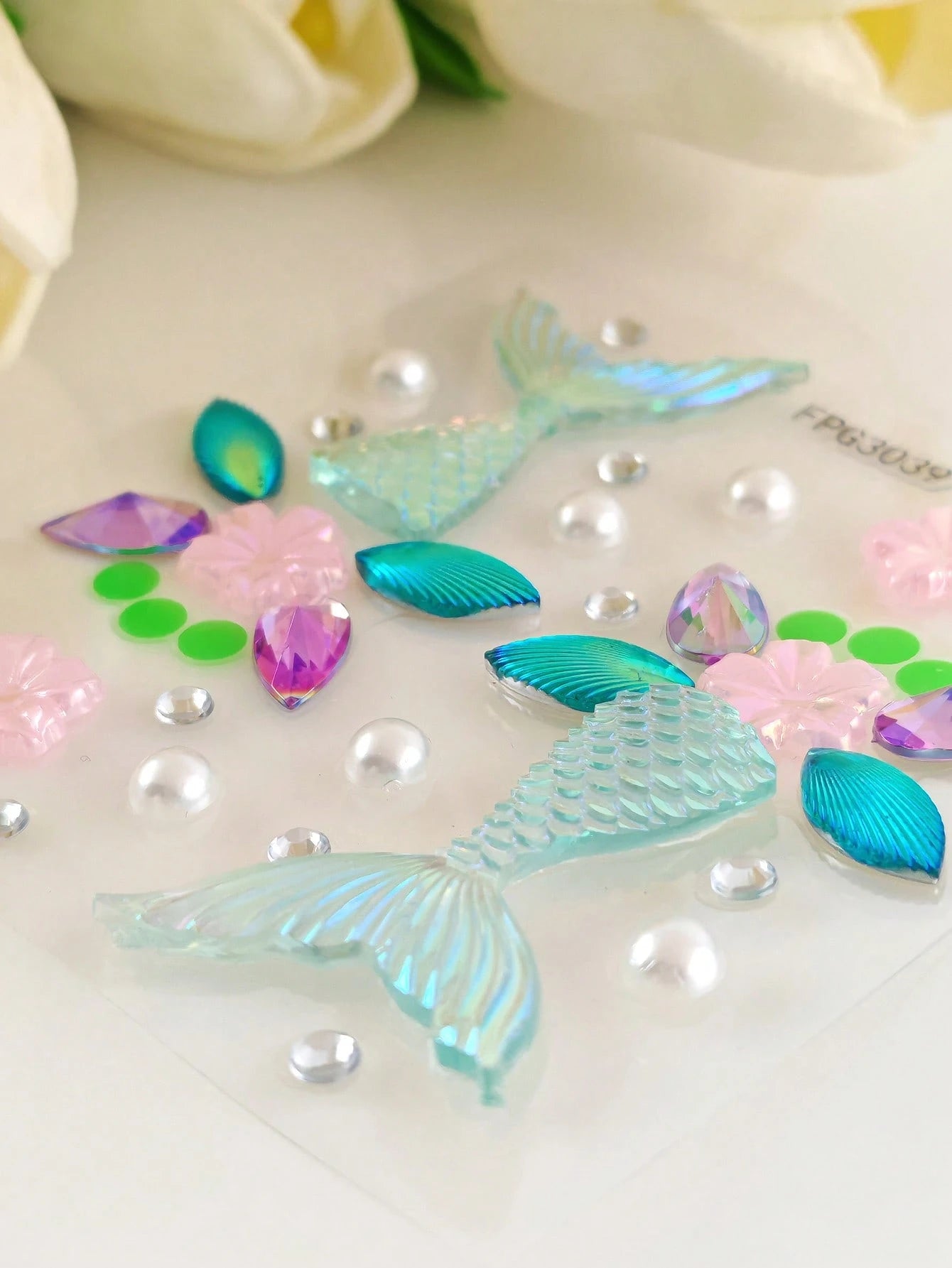 1pc Mermaid Tail Holographic Face Jewel Sticker, Laser Fish Scale Pearl Sakura Design, Waterproof Long-Lasting Bindi, Decor For Beach Vacation/Music Festival Makeup, Dreamy Mermaid Style Face Gems,Con