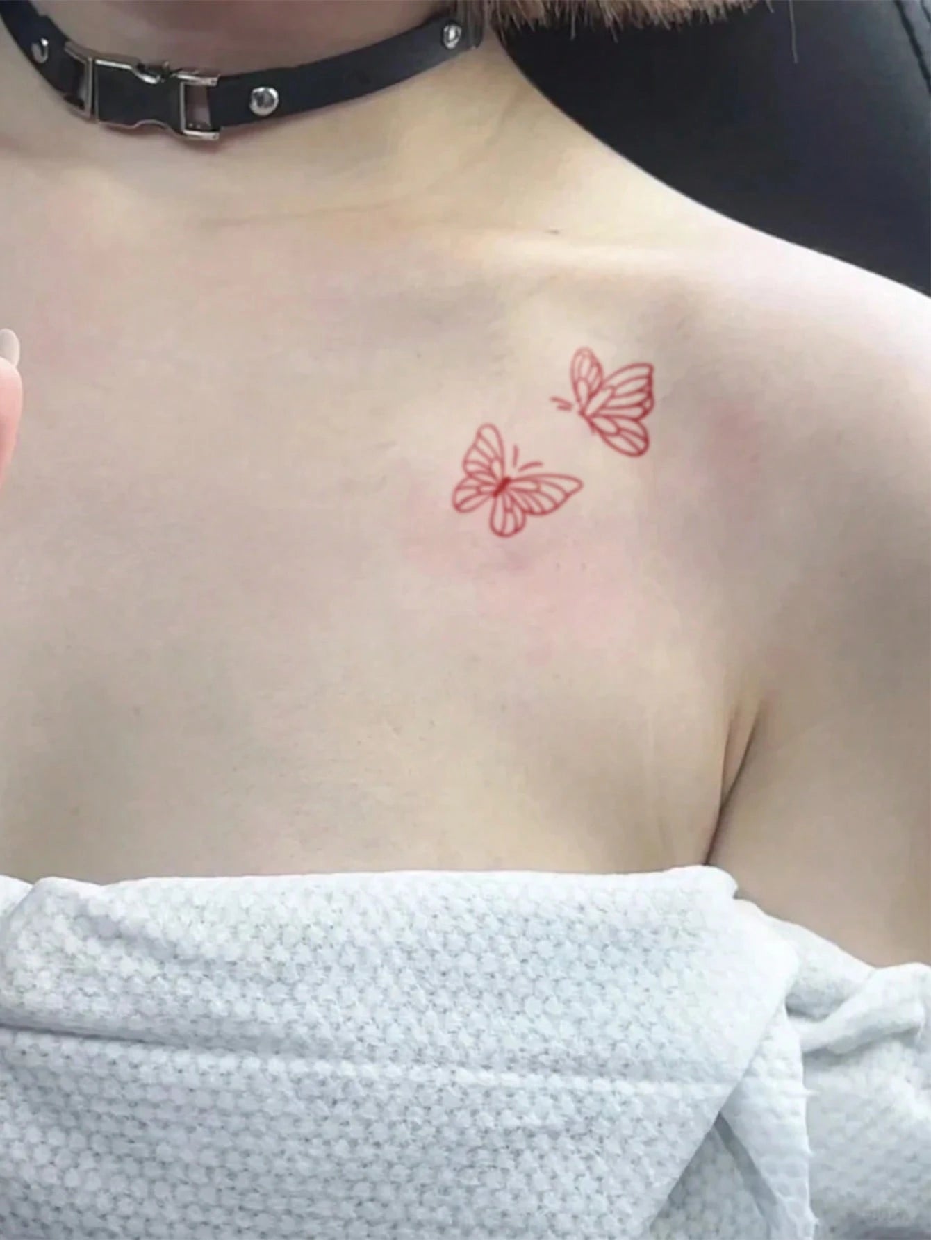 1pc Minimalist Artistic Red Butterfly Pattern Temporary Tattoo, Waterproof & Sweat-Proof, Lasts 1-3 Days, Suitable For Women, Can Be Applied On Collarbone Or Wrist