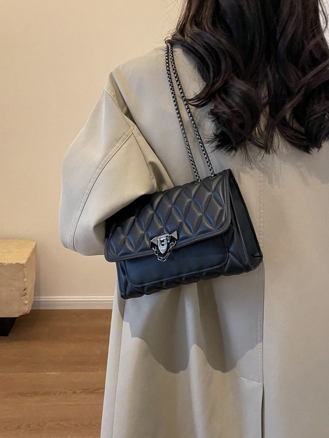 1pc Minimalist Fashion Concave Diamond-Shaped Square Bag, Flap Lock Metal Chain Shoulder Bag, Suitable For Women's Casual Daily Use