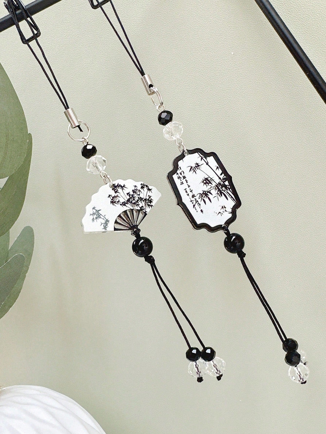 1pc New Chinese Style Ink Wash Bamboo Fan Phone Lanyard, Black Bead Tassel Vintage Style Anti-Lost Wrist Strap, National Style Phone Charm (Due To Shooting Angle And Magnification, The Actual Size Of