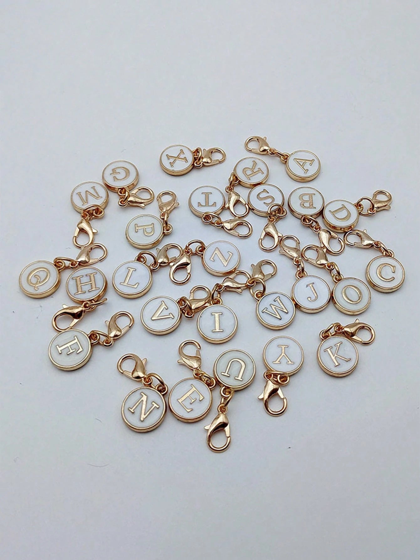 1pc White A-Z Letter Keychain, Suitable For Hanging On Bags, Decorating Backpacks, Also Can Be Used As Car Pendant, A Daily Gift For Women