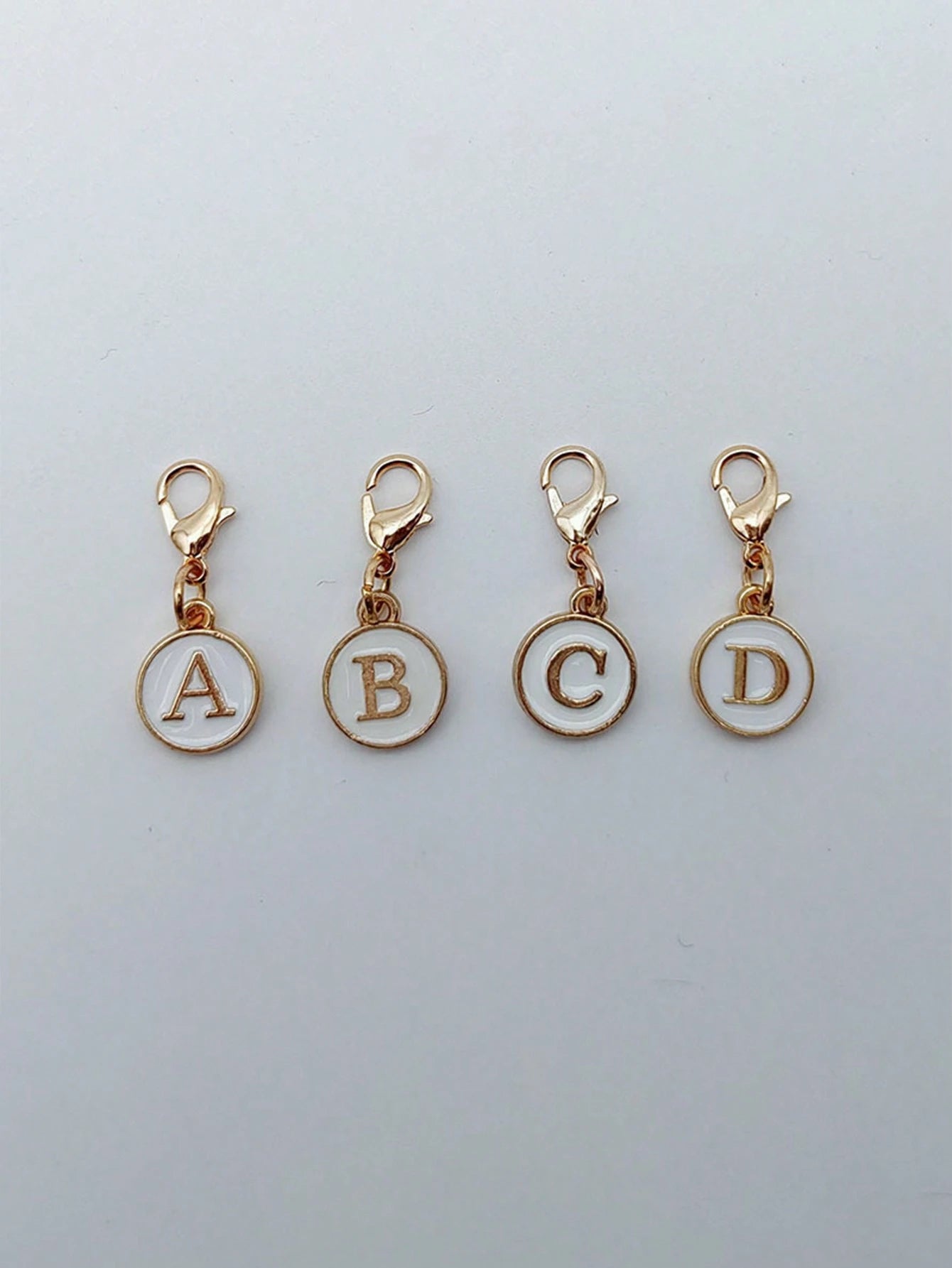 1pc White A-Z Letter Keychain, Suitable For Hanging On Bags, Decorating Backpacks, Also Can Be Used As Car Pendant, A Daily Gift For Women