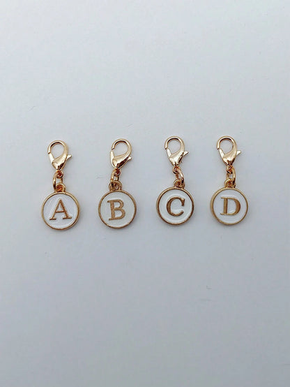 1pc White A-Z Letter Keychain, Suitable For Hanging On Bags, Decorating Backpacks, Also Can Be Used As Car Pendant, A Daily Gift For Women