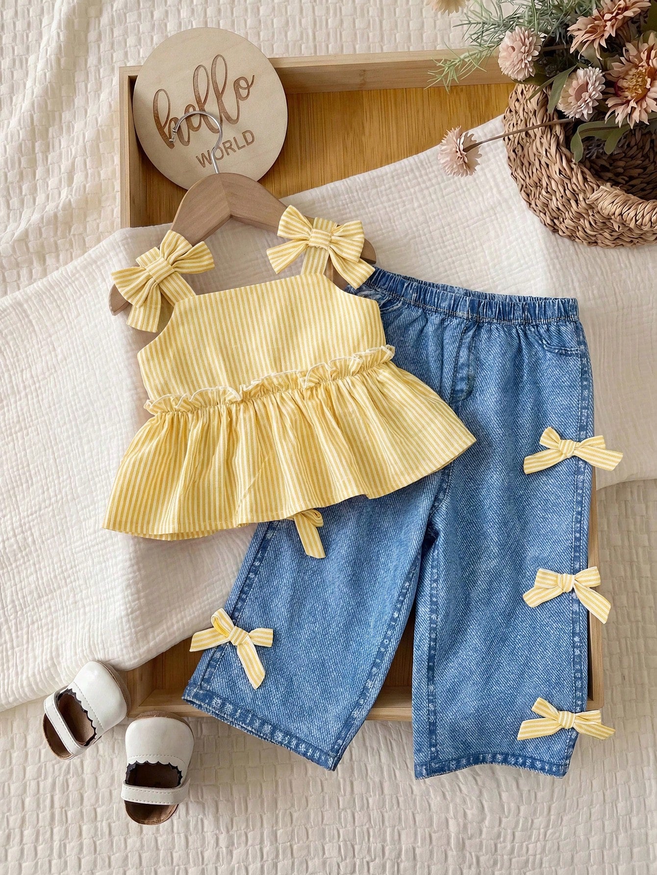 2pcs Baby Girl Sweet & Fresh Striped Ruffle Back Button Half-Placket Bow Strap Top And Bowknot Elastic Waist Pants Set And Cute Set Features A Textured Fabric And Embellished Patches, Including