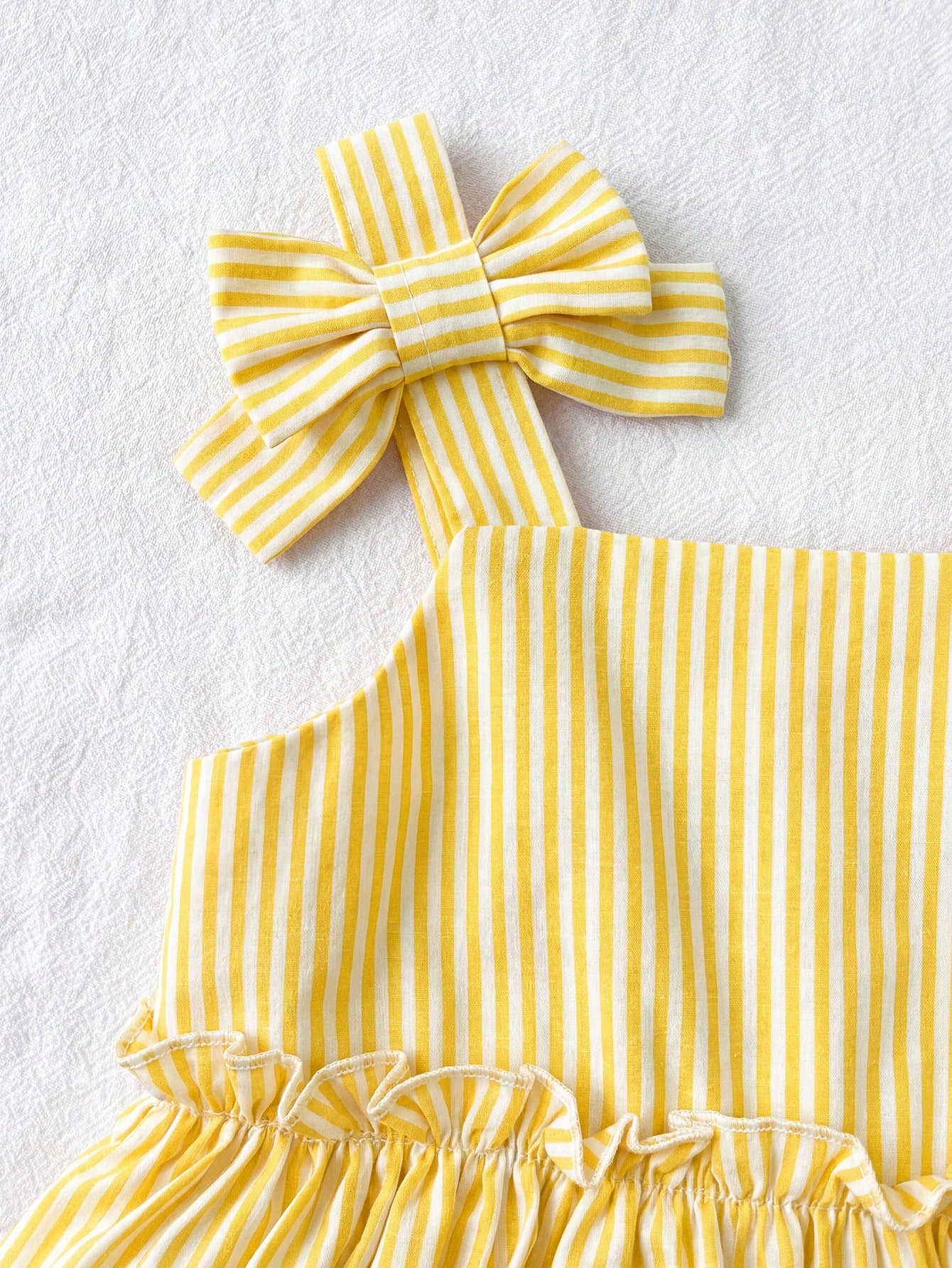 2pcs Baby Girl Sweet & Fresh Striped Ruffle Back Button Half-Placket Bow Strap Top And Bowknot Elastic Waist Pants Set And Cute Set Features A Textured Fabric And Embellished Patches, Including