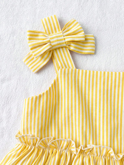2pcs Baby Girl Sweet & Fresh Striped Ruffle Back Button Half-Placket Bow Strap Top And Bowknot Elastic Waist Pants Set And Cute Set Features A Textured Fabric And Embellished Patches, Including