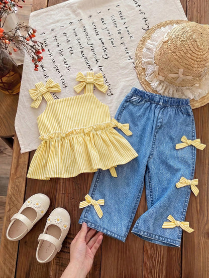 2pcs Baby Girl Sweet & Fresh Striped Ruffle Back Button Half-Placket Bow Strap Top And Bowknot Elastic Waist Pants Set And Cute Set Features A Textured Fabric And Embellished Patches, Including