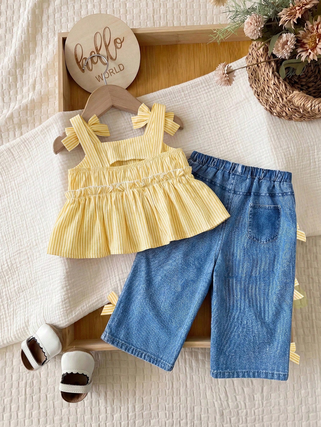 2pcs Baby Girl Sweet & Fresh Striped Ruffle Back Button Half-Placket Bow Strap Top And Bowknot Elastic Waist Pants Set And Cute Set Features A Textured Fabric And Embellished Patches, Including