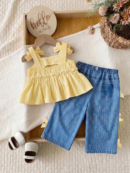 2pcs Baby Girl Sweet & Fresh Striped Ruffle Back Button Half-Placket Bow Strap Top And Bowknot Elastic Waist Pants Set And Cute Set Features A Textured Fabric And Embellished Patches, Including