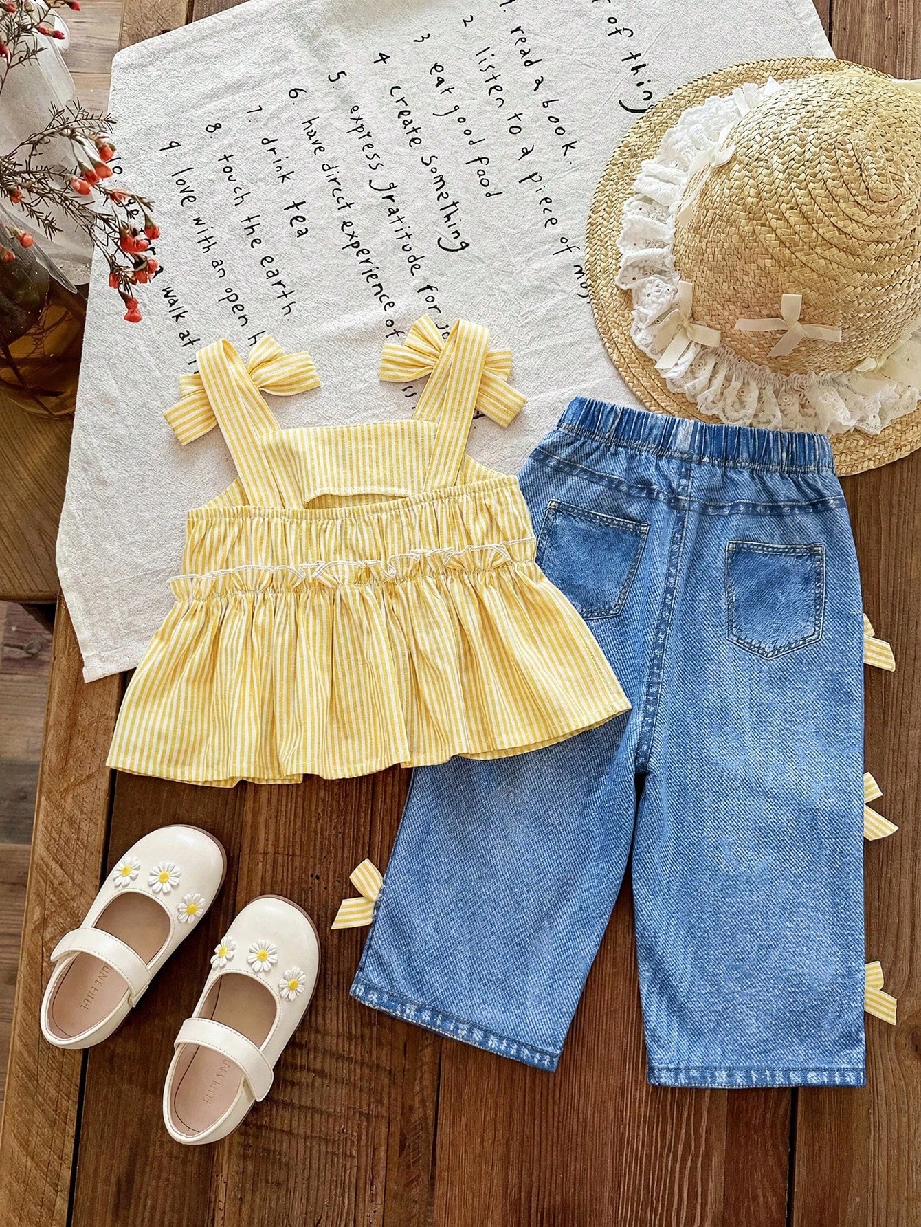 2pcs Baby Girl Sweet & Fresh Striped Ruffle Back Button Half-Placket Bow Strap Top And Bowknot Elastic Waist Pants Set And Cute Set Features A Textured Fabric And Embellished Patches, Including
