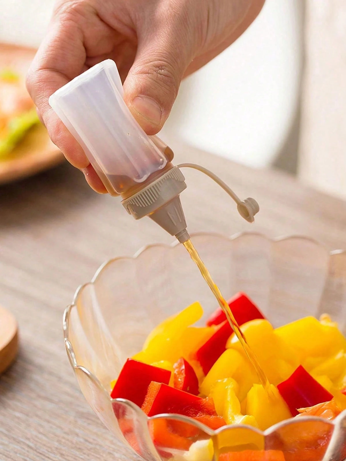 4pcs Portable Condiment Squeeze Bottles, Mini Semi-Transparent Sauce Containers, Suitable For Outdoor Camping