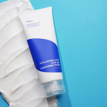 Isntree Hyaluronic Acid Low-pH Cleansing Foam