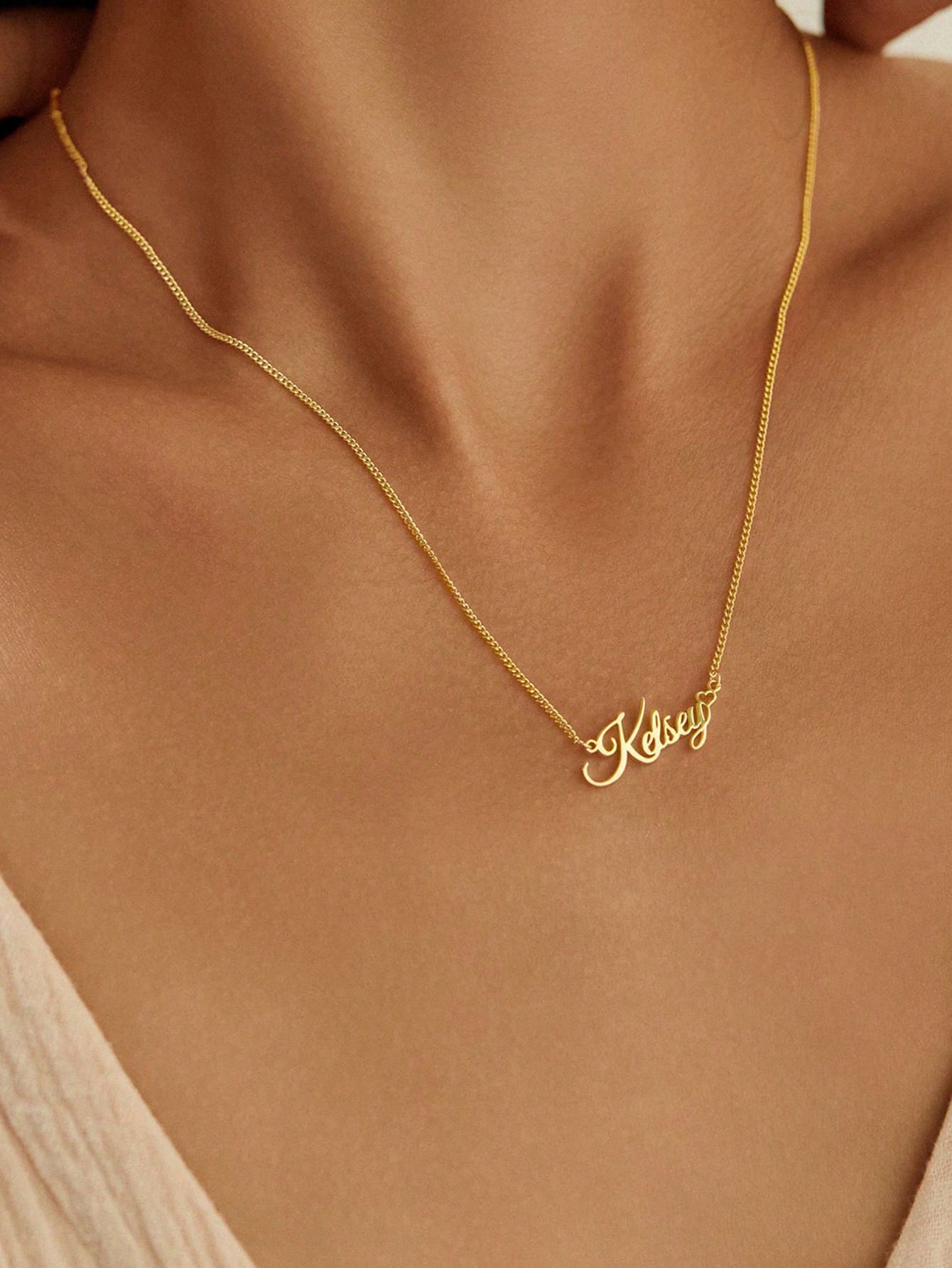 A 925 Silver Classic Elegant Heart-Shaped Customized English Name Pendant Necklace, Lively And Interesting, Retro And Exquisite, Suitable For Any Scene And Season As A Versatile Accessory. It Is A Bea