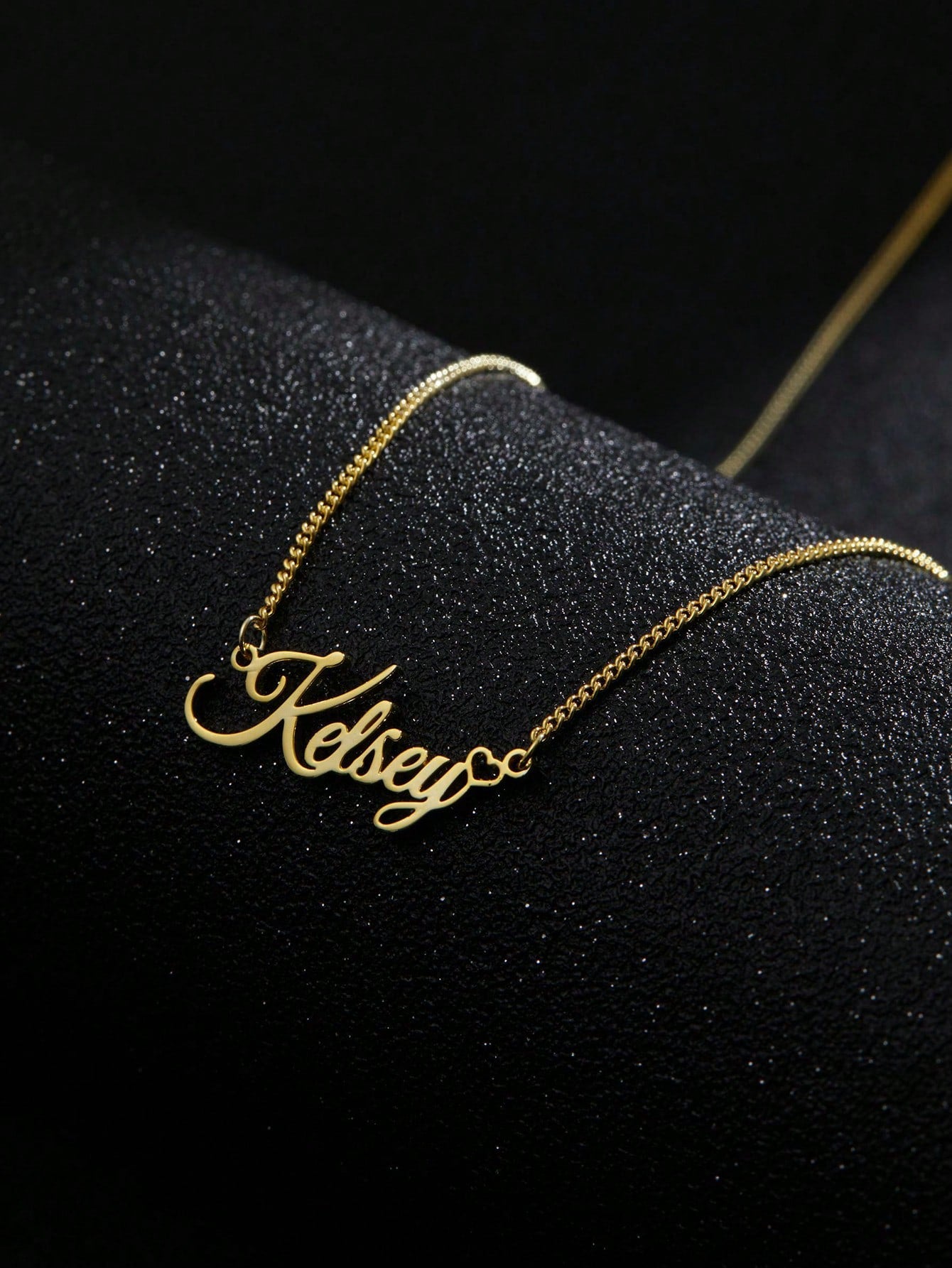 A 925 Silver Classic Elegant Heart-Shaped Customized English Name Pendant Necklace, Lively And Interesting, Retro And Exquisite, Suitable For Any Scene And Season As A Versatile Accessory. It Is A Bea