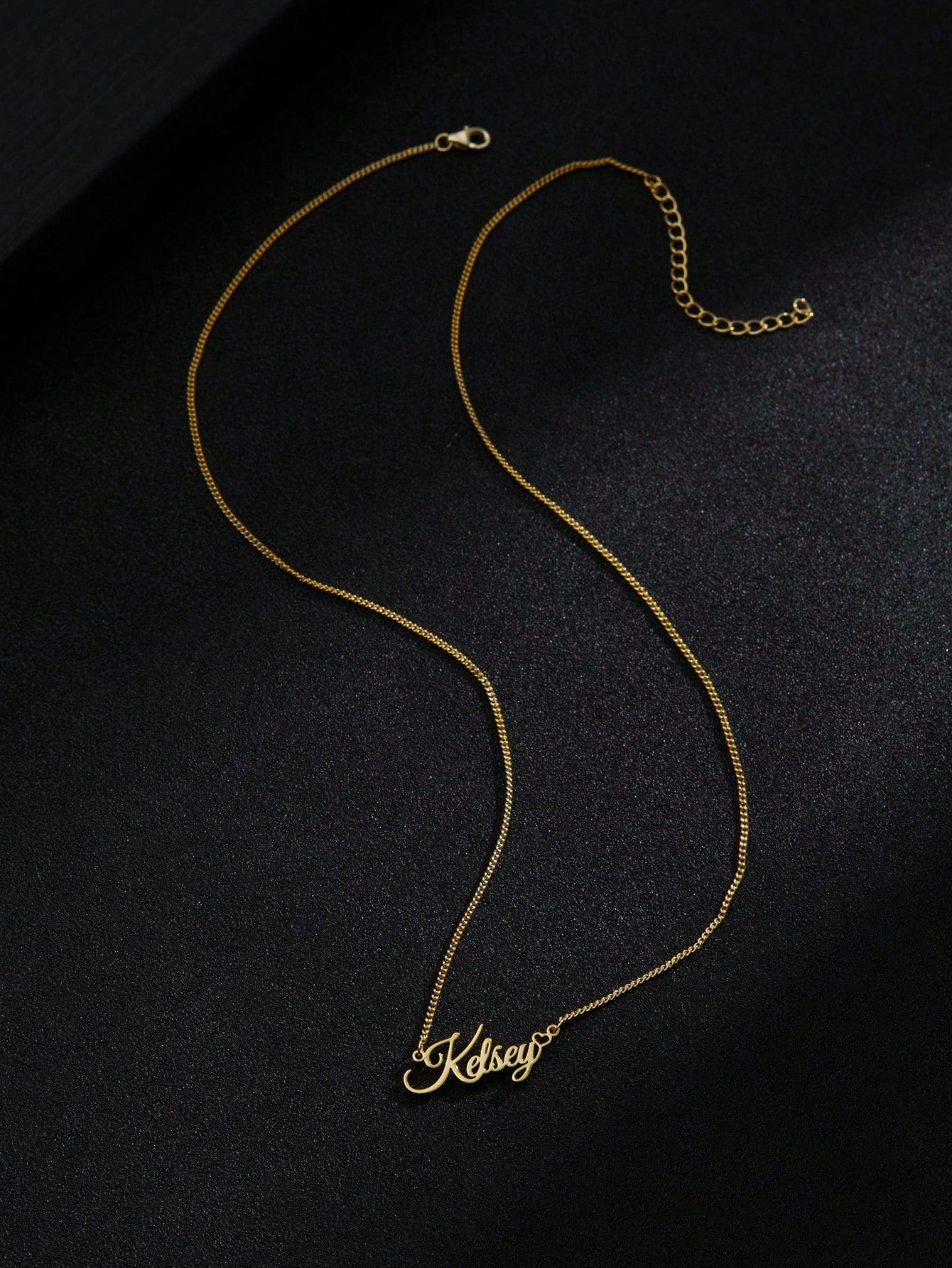 A 925 Silver Classic Elegant Heart-Shaped Customized English Name Pendant Necklace, Lively And Interesting, Retro And Exquisite, Suitable For Any Scene And Season As A Versatile Accessory. It Is A Bea