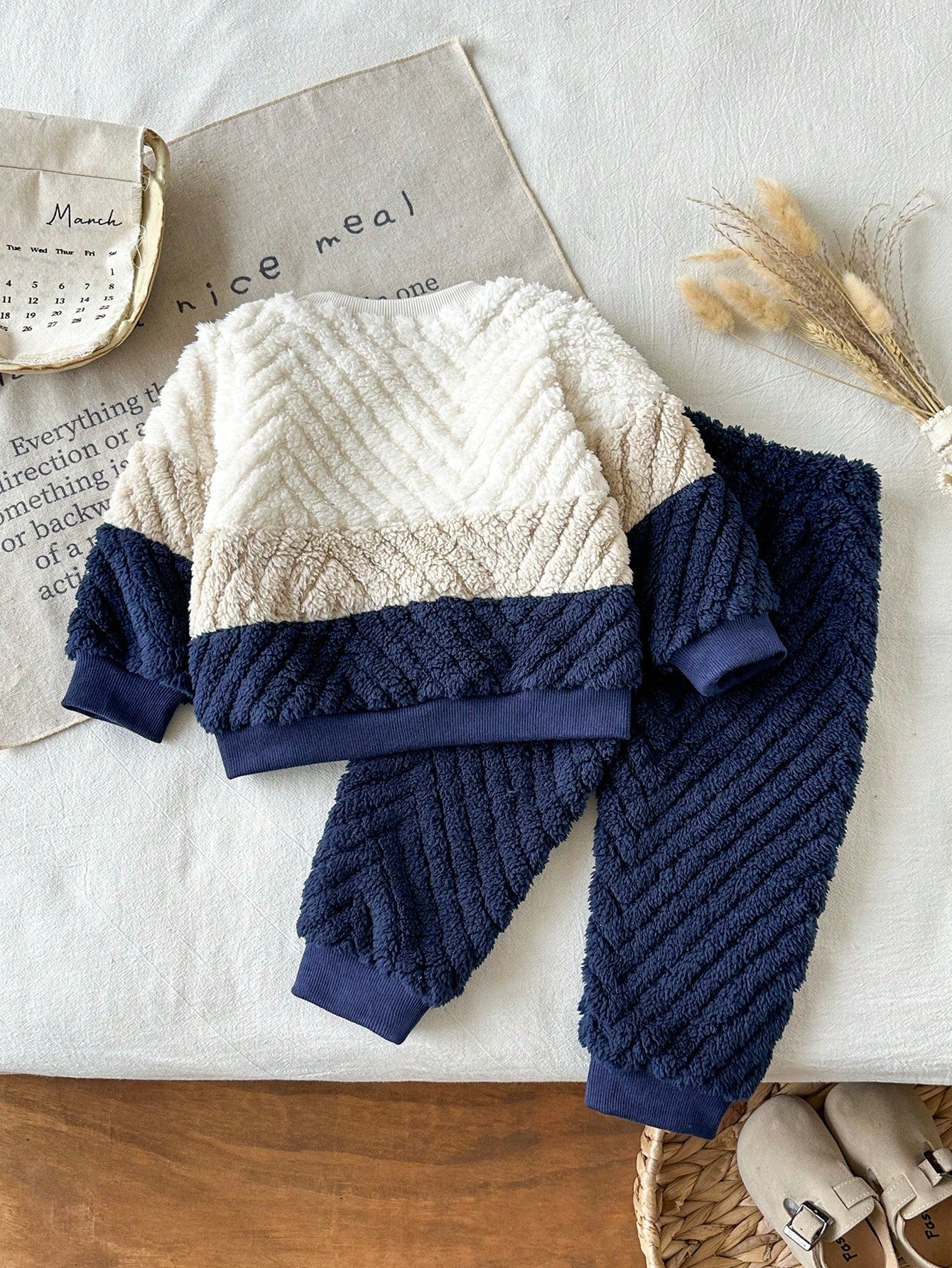 Baby Boy Autumn/Winter Colorblock Plush Crew Neck Long Sleeve Top & Matching Plush Long Pants Casual Set For Indoor And Outdoor Wear