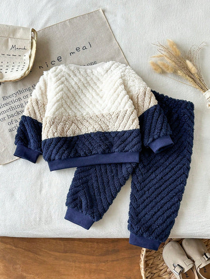 Baby Boy Autumn/Winter Colorblock Plush Crew Neck Long Sleeve Top & Matching Plush Long Pants Casual Set For Indoor And Outdoor Wear
