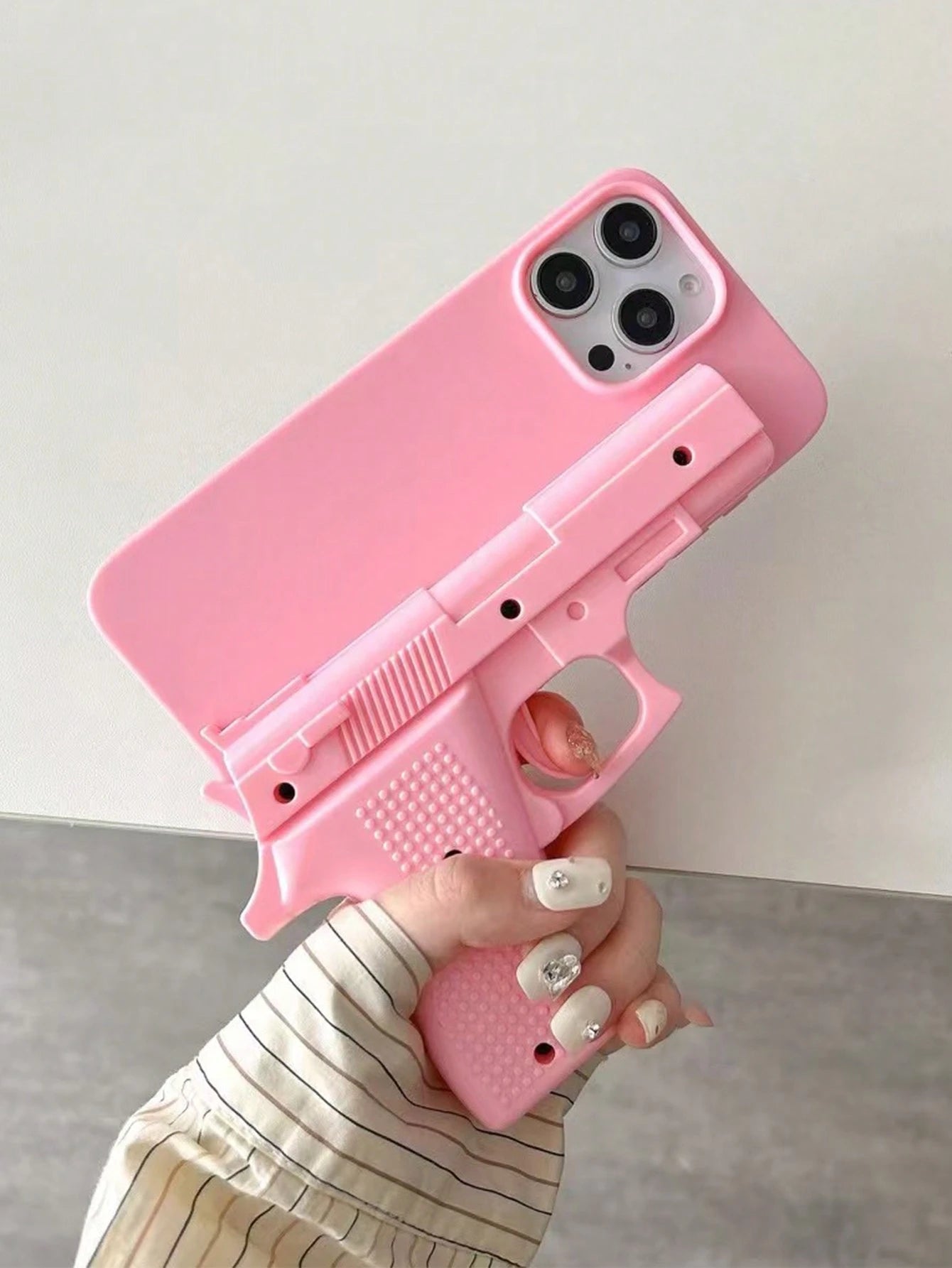 Black 3D Asymmetrical Shaped Shockproof Funny Novelty Toy Gun Shaped Phone Case Protective Case Compatible With IPhone 16, 17/17 Pro/17 Pro Max, 15, 14, 13, 12, 11 Pro Max Birthday Gift Party Annivers