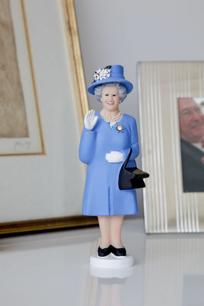 Kikkerland - Queen Elizabeth II Solar Energy Powered Waving Statue (Derby Edition)