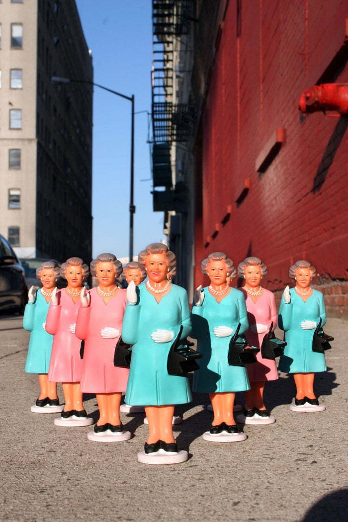 Kikkerland - Queen Elizabeth II Solar Energy Powered Waving Statue (Turquoise)