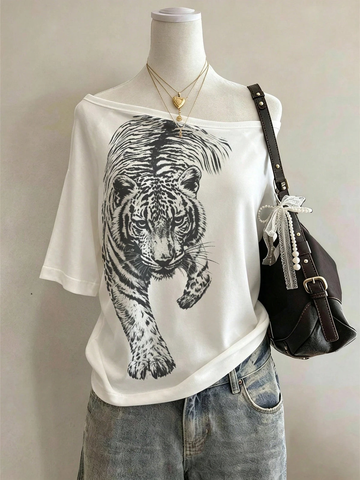 Lalippa Leopard Print Pattern Fashionable Minimalist Women's Round Neck T-Shirt, Gift For Friends